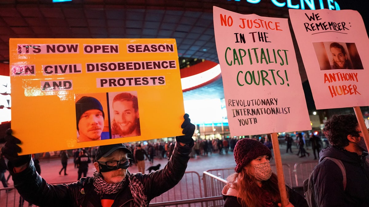Kyle Rittenhouse, Memphis Üniversitesi, İkinci Değişiklik, ifade özgürlüğü, Turning Point USA, protesto, Mathew Hoffmann, Alliance Defending Freedom, Kenosha, kendini savunma, duruşma, şiddet, Joseph Rosenbaum, Anthony Huber, güvenlik, üniversite politikası, ifade özgürlüğünü kısıtlama, Tennessee yasası
