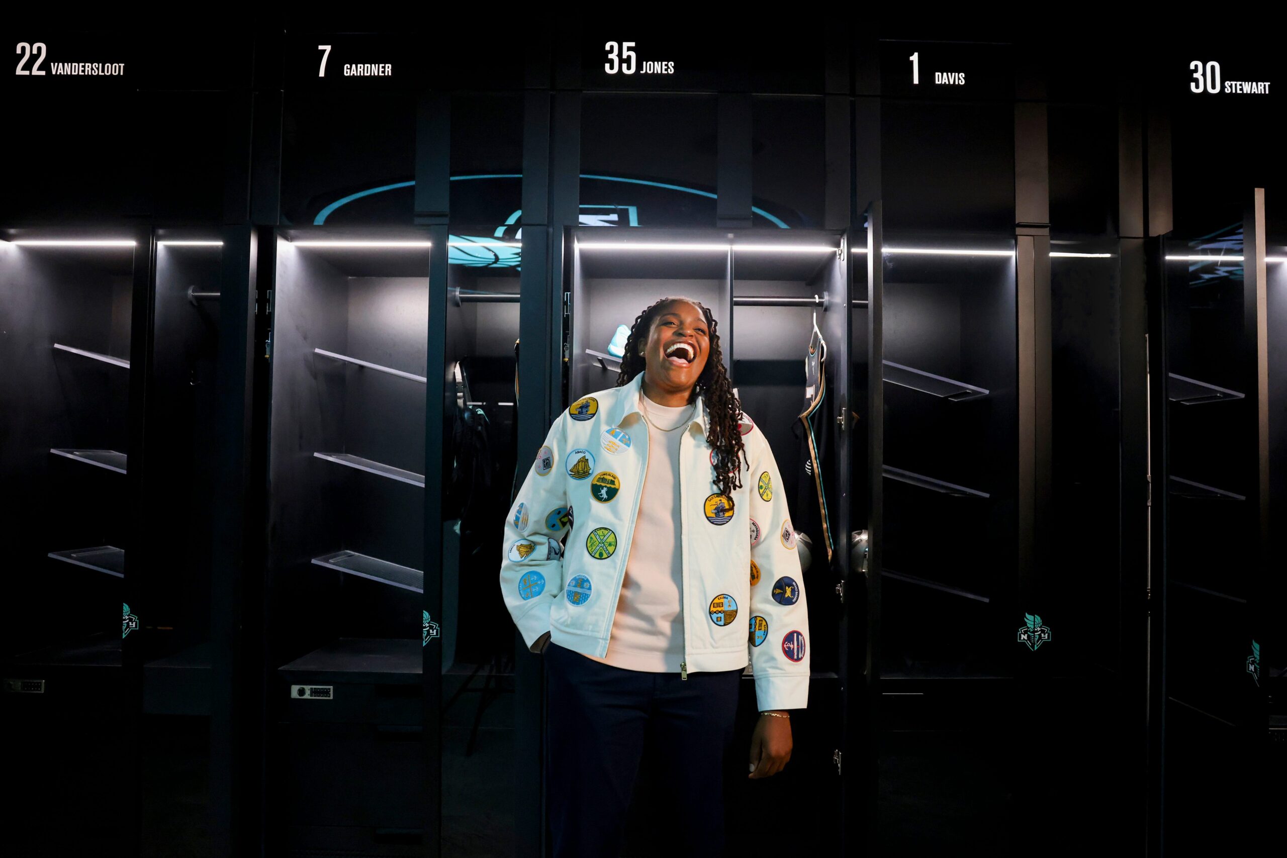 Jonquel Jones, WNBA, New York Liberty, Kadınlar Yılın Kadını, USA TODAY, basketbol, şampiyonluk, MVP, Bahamalar, LGBTQ+, rol model, hayaller, ilham, spor
