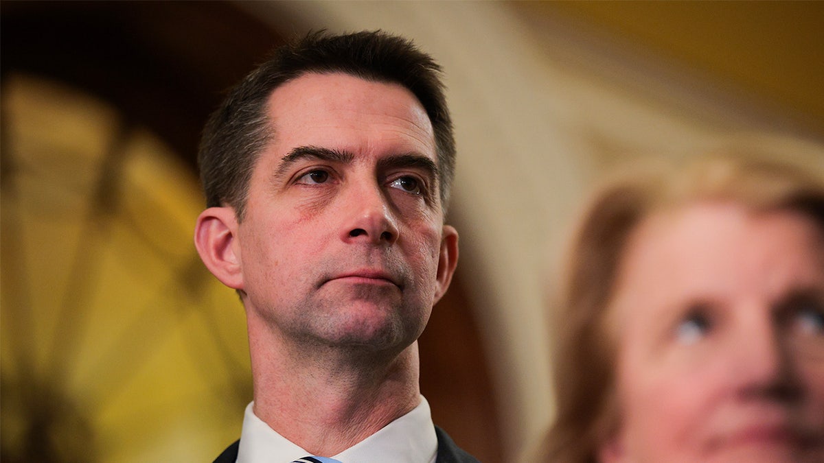 Tom Cotton, Arkansas, Senatör, yeniden seçim, 2026, Cumhuriyetçi Parti, Çin Komünist Partisi, ulusal güvenlik, bağışlar, destek, Sarah Huckabee Sanders, John Thune, John Barrasso, Tim Sheehy, Jim Banks, Bernie Moreno, Tommy Tuberville, Katie Britt, Donald Trump, çoğunluk, kitap, 
