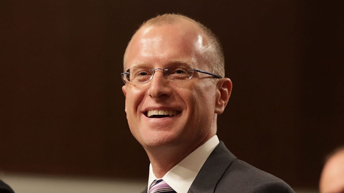 Fox News, FCC, Brendan Carr, Donald Trump, Teknoloji şirketleri, Avrupa Birliği, Dijital Hizmetler Yasası, DSA, sansür, ifade özgürlüğü, Tim Cook, Sundar Pichai, Mark Zuckerberg, Andy Jassy, Satya Nadella, Linda Yaccarino, Evan Spiegel, JD Vance, Birinci Anayasa Değişikliği, medya, internet, içerik denetimi, nefret söylemi, dezenformasyon, güvenilir işaretleyici, Avrupa sansürü, Amerikan şirketleri, düzenleme, politika.

