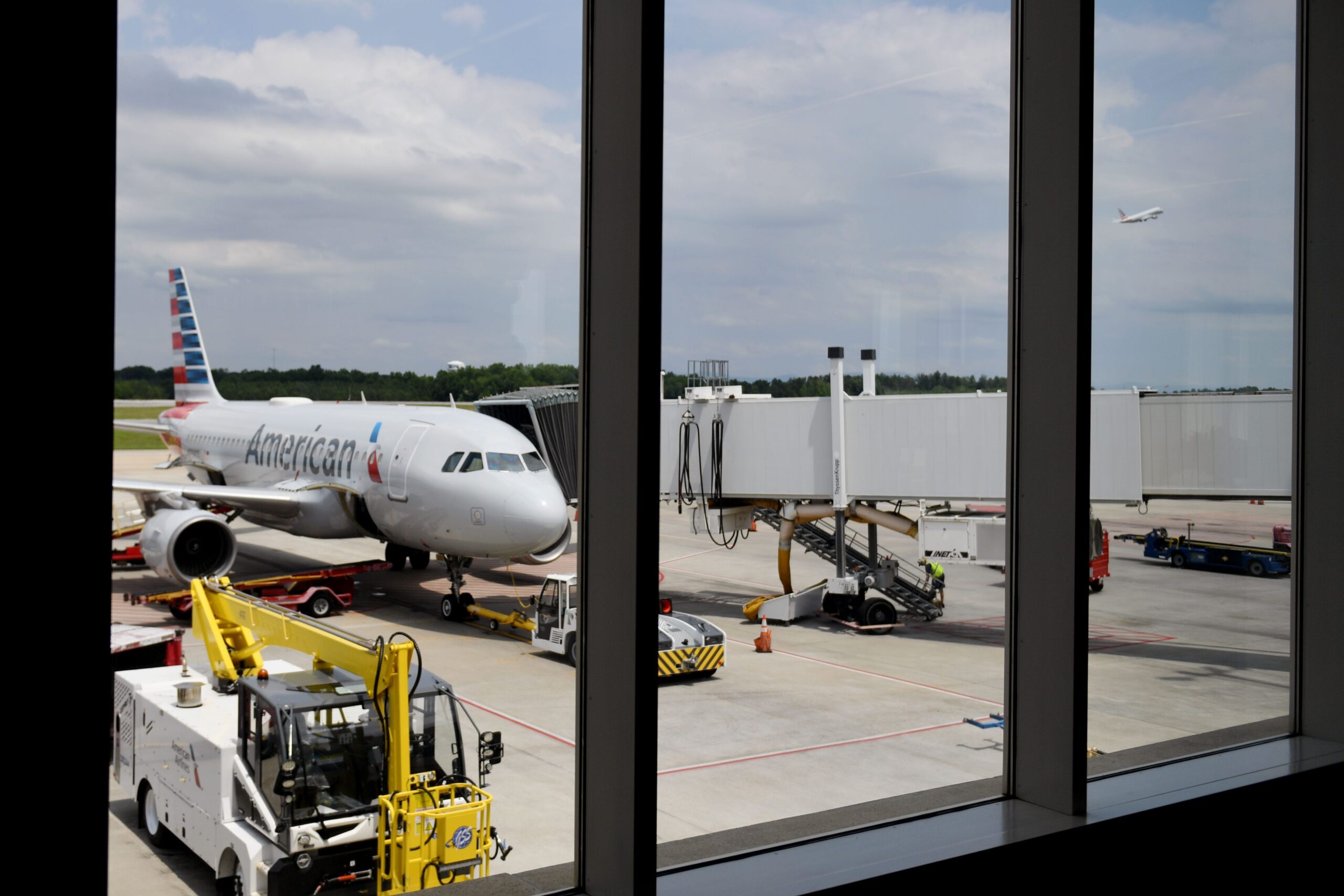 American Airlines, boarding process, carry-on bags, gate check, boarding time, flight attendants, gate agents, overhead bins, Airbus A319, Airbus A320, Boeing 737, Airbus A321, uçak, biniş süreci, kabin bagajı, kapıda teslim bagaj, biniş zamanı, uçuş görevlileri, kapı görevlileri, baş üstü dolapları
