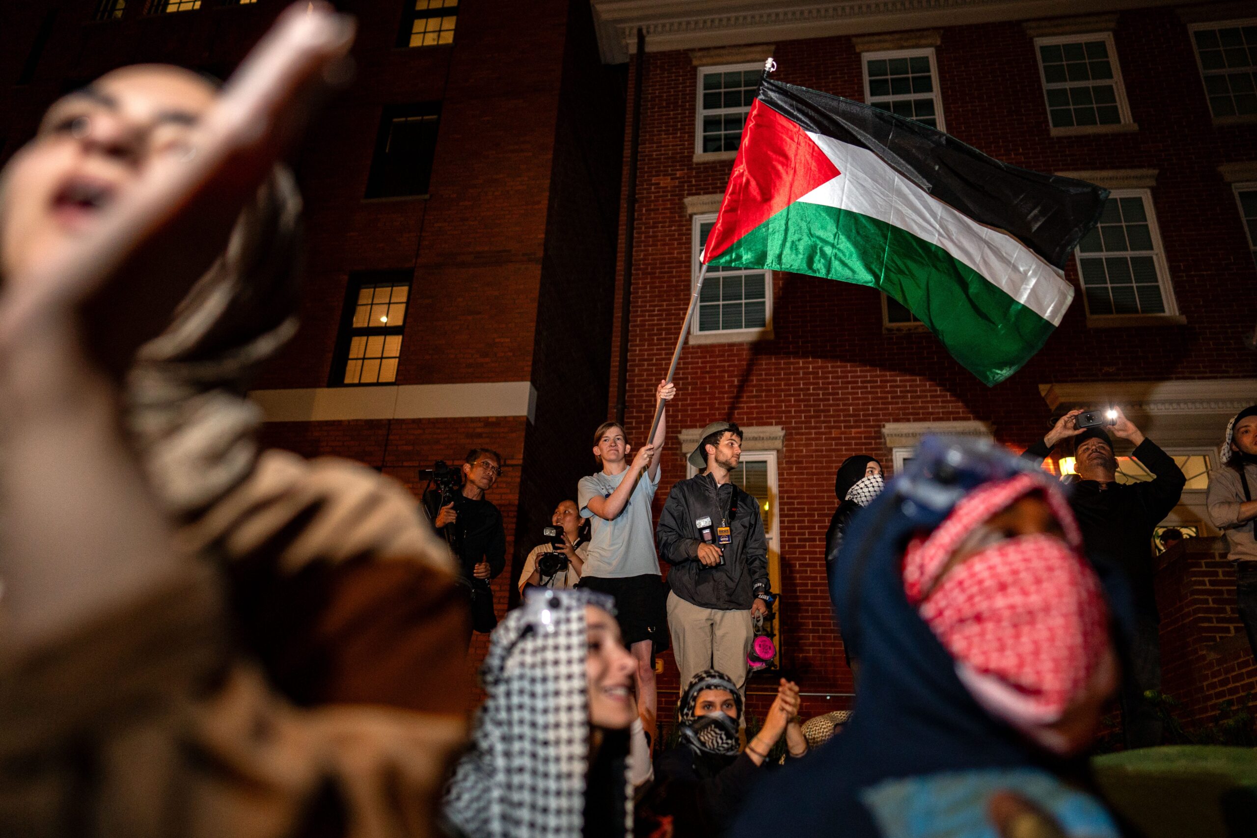 Barnard College, öğrenci protestoları, Filistin yanlısı, antisemitizm, Columbia Üniversitesi, ifade özgürlüğü, şiddet, kampüs güvenliği, cezasızlık, öğrenci talepleri, rektör, Filistin bayrakları, protesto, gösteri, akademisyen saldırısı
