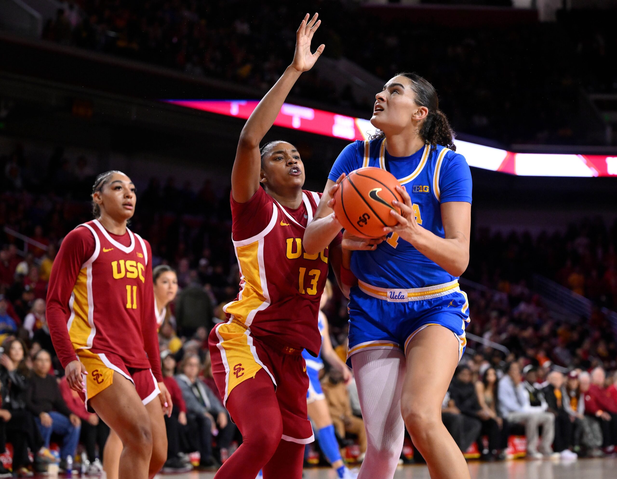 UCLA basketbol, USC basketbol, JuJu Watkins, Lauren Betts, Big Ten şampiyonası, NCAA turnuvası, kadın basketbolu, Los Angeles derbisi, Rayah Marshall, Lindsay Gottlieb, Pauley Pavilion, Galen Center, basketbol maçı analizi, kolej basketbolu, spor haberleri, maç önizlemesi, anahtar noktalar, rekabet, kadın sporları, basketbol istatistikleri
