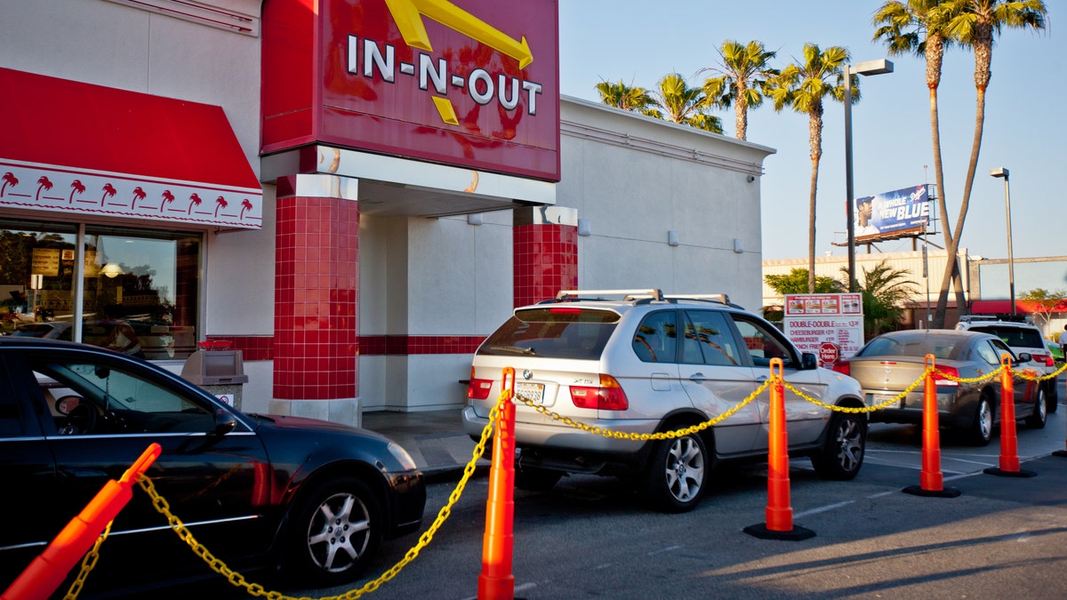 Kaliforniya, asgari ücret, hızlı yemek, iş kayıpları, fiyat artışları, otomasyon, Gavin Newsom, Berkeley Research Group, Save Local Restaurants, Andrew Gruel, California Fast Food Council, restoran sektörü, ekonomik etkiler, işçi maaşları, gelir azalması
