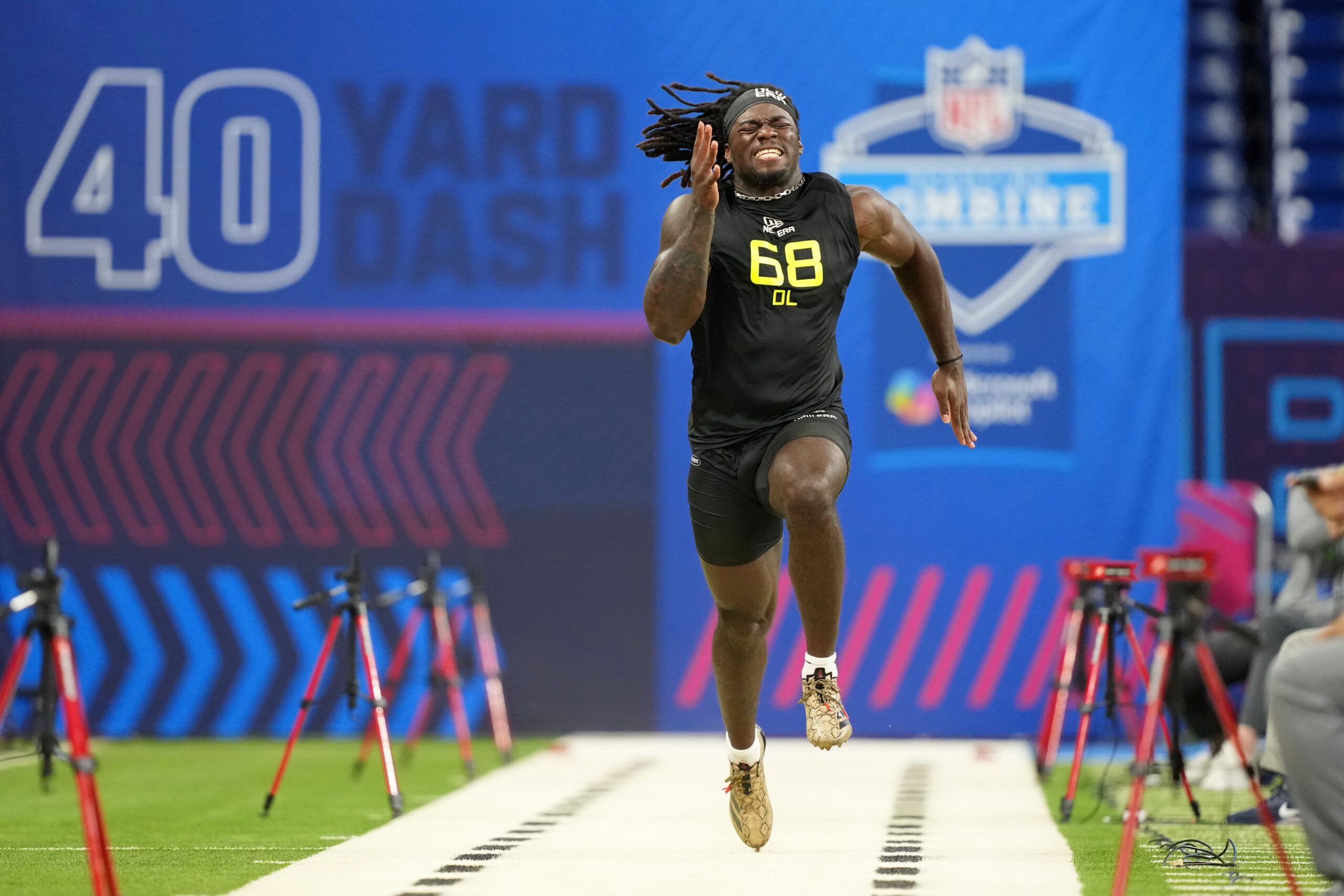 2025 NFL Draft, NFL Combine, Indianapolis, Oyuncular, Draft Stoğu, Travis Hunter, Abdul Carter, Ashton Jeanty, Lucas Oil Stadyumu, Savunma Oyuncuları, Sırtlanlar, Jared Pearce, Tennessee, 40 Yard Dash, Marvis Stewart, Texas A&M, Broad Jump, Dikey Sıçrama, Justin Jackson, Myles Garrett, Tyler Medrano, Abdul Carter Sakatlık, Mike Green Sakatlık, Kenneth Grant Sakatlık, Mason Graham Sakatlık, Smael Mondon, Ian Rapoport, Jordan Schultz, Starbucks, Charles Barkley
