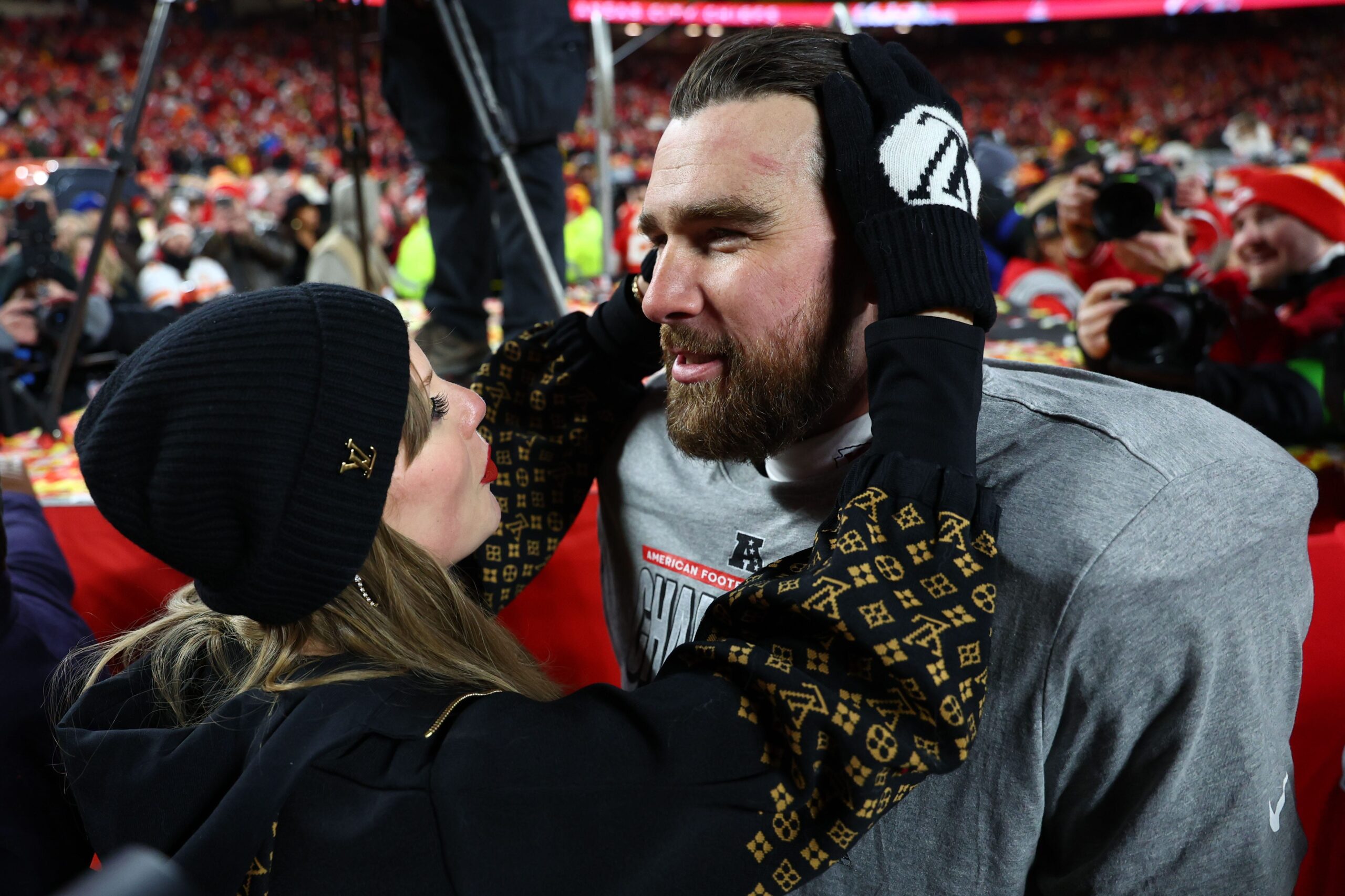 Taylor Swift, Travis Kelce, Kansas City Chiefs, NFL, Aşk, Magazin, Ünlüler, Spor, Müzik, Moda, Taylor Swift Haberleri, Travis Kelce Haberleri, NFL Haberleri, Kansas City Chiefs Haberleri, Taylor Swift Etkisi, NFL Moda, Taylor Swift Stili, Travis Kelce Stili, Ünlü Çiftler, İlişki Dedikoduları, Arrowhead Stadyumu, Eras Tour, Pop Kültürü, Bryan West, This Swift Beat, NFL Reklamı, Marka Değeri, Medya, Reklam, Pazarlama, Sponsorluk, Sosyal Medya, Instagram, TikTok, X, Ünlüler Dünyası, Magazin Haberleri
