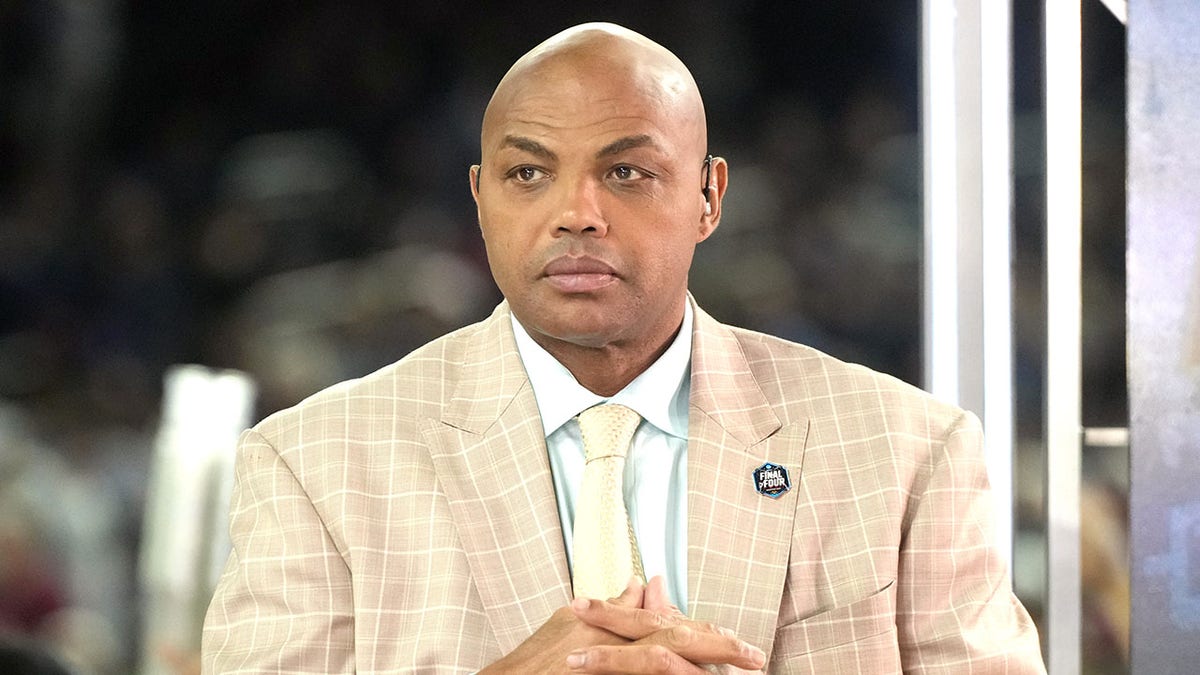 Charles Barkley, NIL, üniversite basketbolu, kolej eğitimi, öğrenim ücreti, spor bursları, sporcu tazminatı, NCAA, Auburn Üniversitesi, Ole Miss, kolej sporları, finansman, sürdürülebilirlik, eşitsizlik
