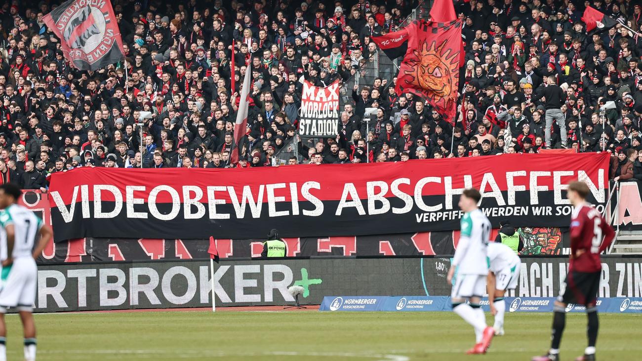 Miroslav Klose, 1. FC Nürnberg, Hannover 96, 2. Bundesliga, Video-Schiedsrichter, VAR, Julian Justvan, Janis Antiste, Sei Muroya, Tim Janisch, Joshua Knight, Jan Reichert, Stefanos Tzimas, Enzo Leopold, Fußball, Spielbericht, Analyse, Schiedsrichterentscheidung, Niederlage, Heimsieg, Foul, Spor
