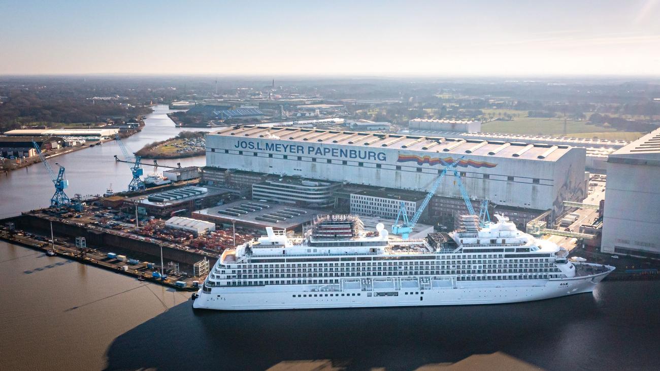 Meyer Werft, Asuka III, gemi inşa, Ems nehri, gemi transferi, NYK Cruises, kruvaziyer gemisi, Papenburg, Eemshaven, gemi inşaatı, Alman gemi yapımı, doğa koruma, Ems bariyeri, gemi geçişi, kruvaziyer turizmi, turizm krizi, devlet yardımı
