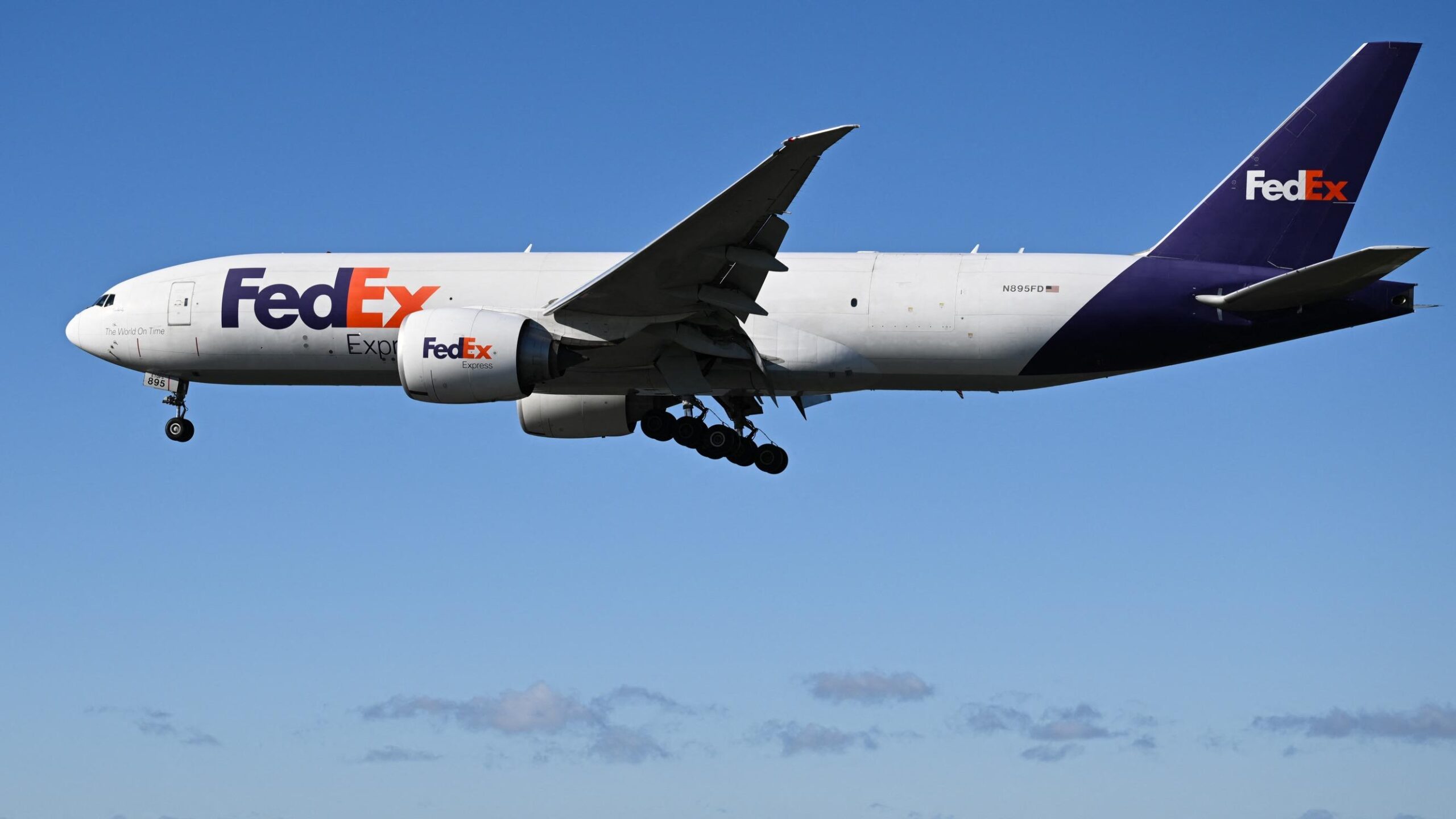 Boeing 767, FedEx, Newark Havaalanı, acil iniş, motor yangını, kuş çarpması, uçak kazası, FAA, ABC 7, kargo uçağı, New Jersey, Indianapolis, uçuş güvenliği
