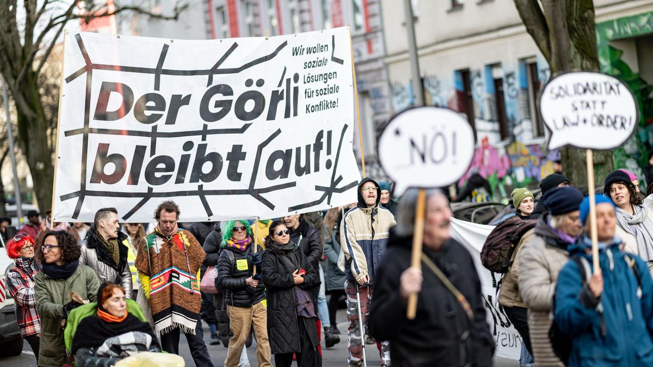 Görlitzer Parkı, Kreuzberg, Berlin, Kai Wegner, CDU, Senato, protesto, mitmach-parade, güvenlik, suç, uyuşturucu ticareti, evsizlik, sosyal projeler, Kiez, Zaun, gece kapanışı, maliyet, polis, gösteri, Friedrichshain-Kreuzberg, belediye, inşaat
