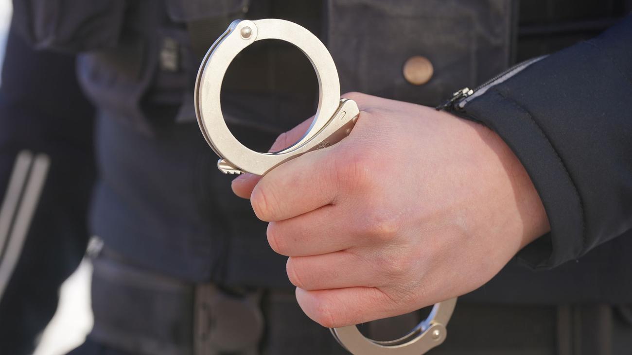 Zorneding, Ebersberg, bıçaklama, baba, saldırı, cinayet girişimi, kardeşler, tutuklama, gözaltı, soruşturma, aile içi şiddet, suç, Kirchseeon, özel harekat timi, SEK, arama, polis
