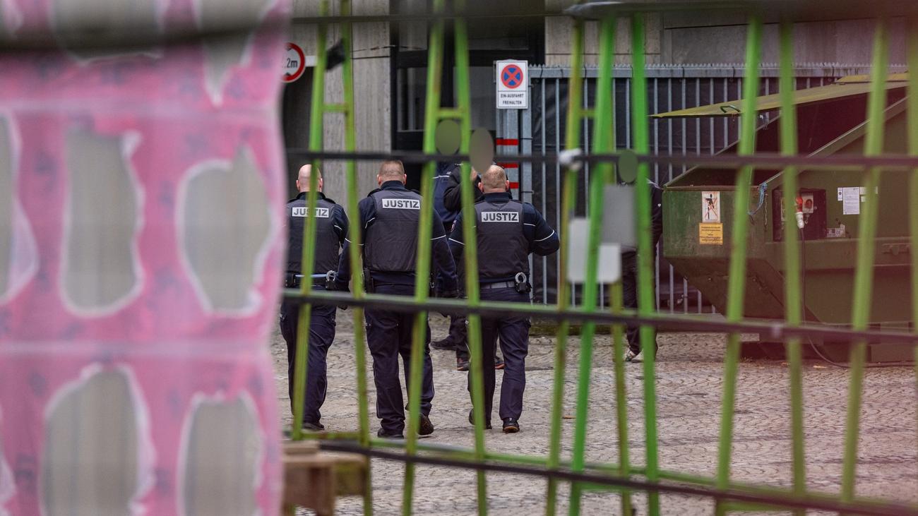 Bielefeld, Landgericht Bielefeld, silahlı saldırı, ateş açma, gözaltı, tutuklama, cinayet girişimi, Profiboksör, duruşma, Alman-Sırp, şüpheli, soruşturma, polis, savcı, zanlı, suç ortağı, kadın şüpheli
