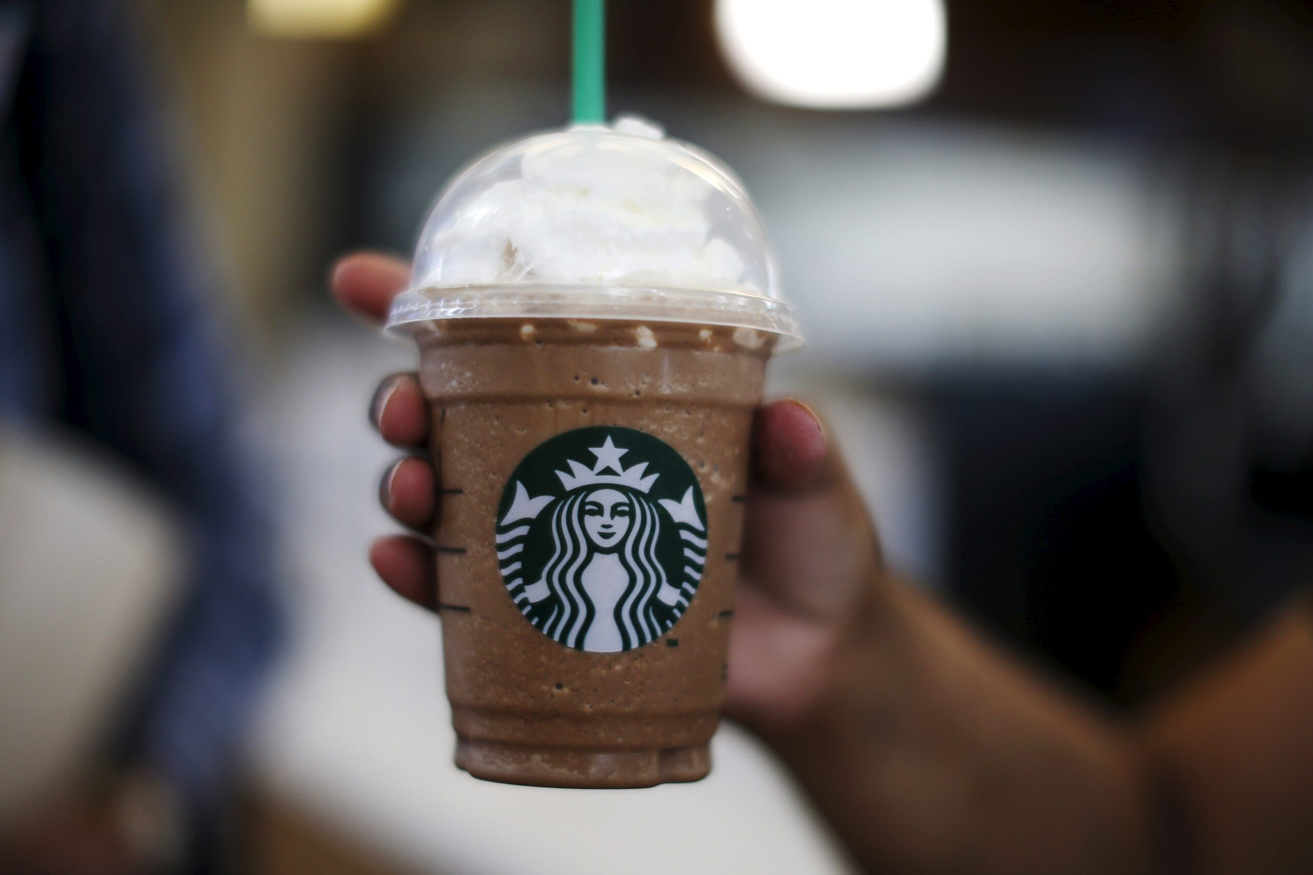 Starbucks, Frappuccino, menü, içecekler, kahve, Brian Niccol, işten çıkarmalar, menü optimizasyonu, Royal Breakfast Latte, White Hot Chocolate, Lavender içecekleri, Iced Cherry Chai, Jalapeño Chicken Pocket, Starbucks işten çıkarmalar, Starbucks menü değişiklikleri
