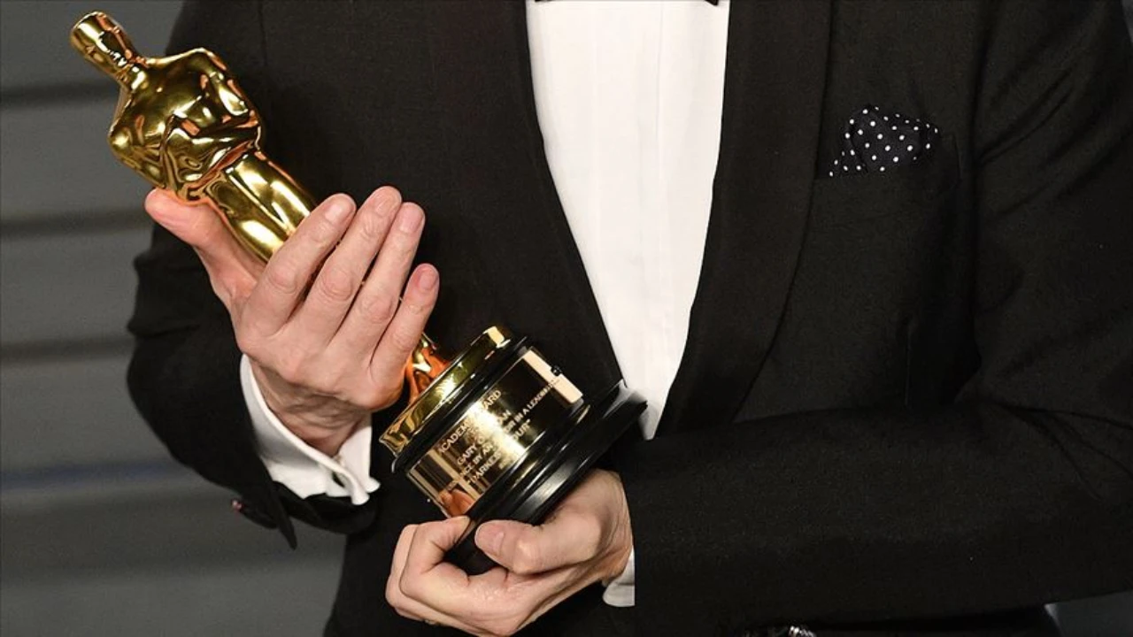 Oscars 2025, 97. Akademi Ödülleri, Oscar Ödülleri, Anora filmi, Sean Baker, En İyi Film, En İyi Yönetmen, En İyi Kurgu, En İyi Özgün Senaryo, En İyi Kadın Oyuncu, Conan O'Brien, Nick Offerman, Hulu yayın kesintisi, Adrien Brody, The Brutalist filmi, En İyi Erkek Oyuncu, Timothée Chalamet, Paul Tazewell, Wicked kostüm tasarımcısı, En İyi Kostüm Tasarımı, Ariana Grande, Cynthia Erivo, Flow animasyon filmi, En İyi Animasyon Filmi, Letonya sineması, Zoe Saldana, Emilia Pérez filmi, En İyi Yardımcı Kadın Oyuncu, Dominik Cumhuriyeti, No Other Land belgeseli, En İyi Belgesel, Batı Şeria, Filistin, İsrail, Oscar kazananlar listesi, film ödülleri, sinema tarihi, unutulmaz anlar, ilkler, tören, Dolby Theatre, 2025 Oscars

