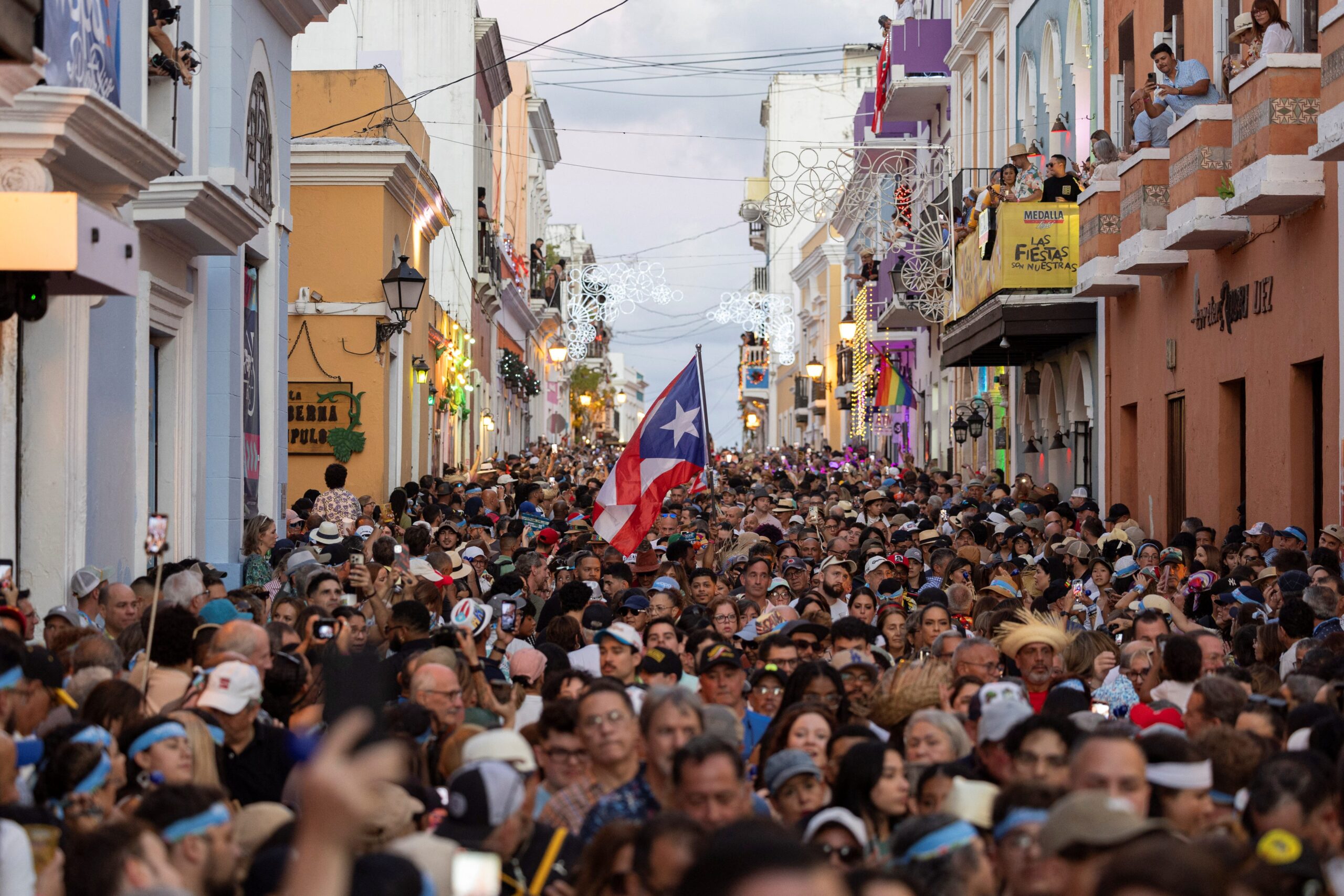 Puerto Rico turizmi, sürdürülebilir turizm, sorumlu seyahat, Porto Riko kültürü, Porto Riko çevre koruma, Porto Riko yerel ekonomisi, Porto Riko turizm etkisi, La Placita, Santurce, San Juan, turizm endüstrisi, Porto Riko seyahat, voluntourism, ada turizmi, turist etkisi, turizm politikaları, Porto Riko konut krizi, turizm düzenlemeleri, Porto Riko'da yaşam maliyeti, Porto Riko'da sürdürülebilir işletmeler
