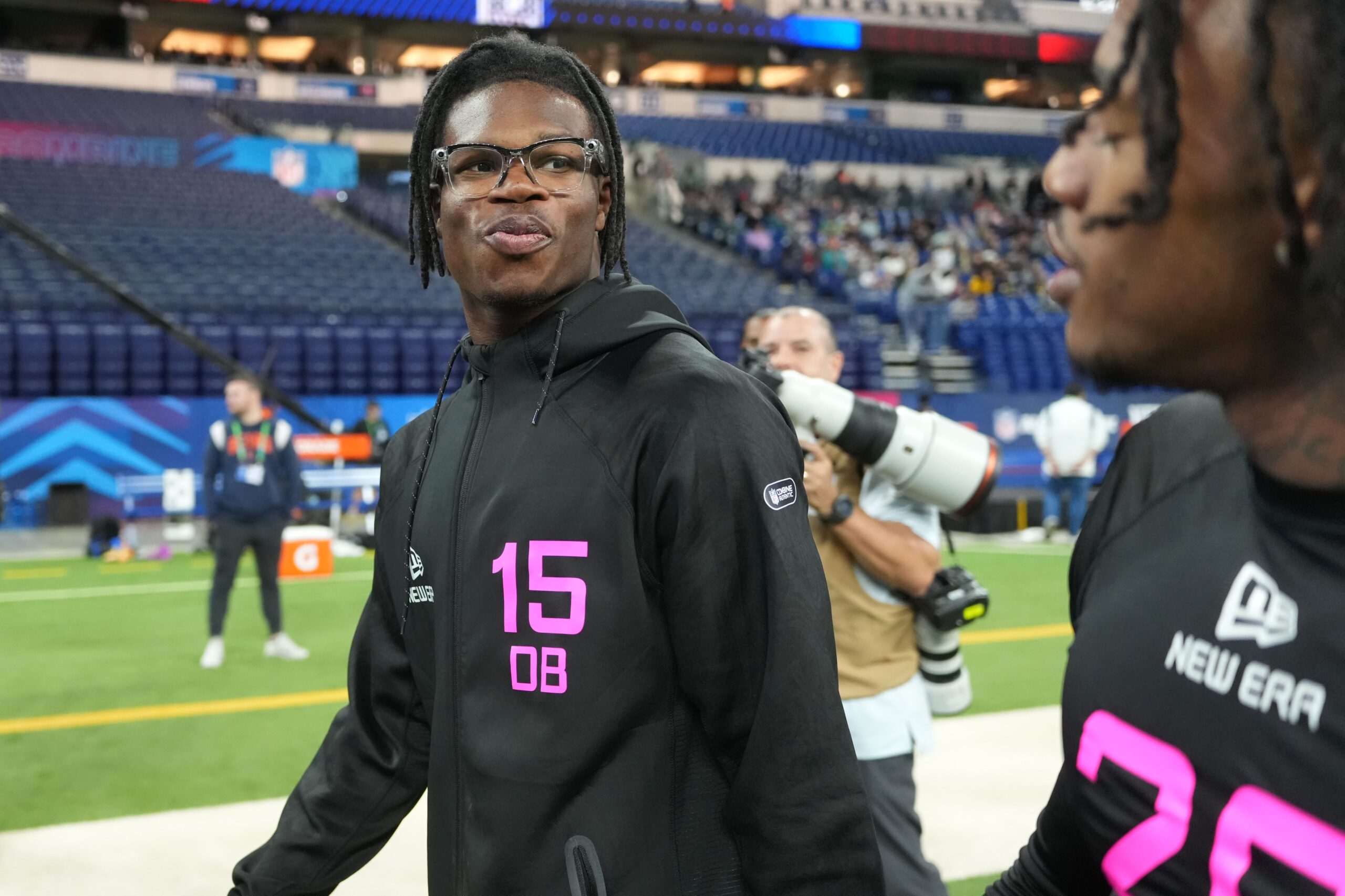 Meta anahtar kelimeler: 2025 NFL Draftı, NFL Birleşmesi, Mock Draft, Travis Hunter, Abdul Carter, Cam Ward, Shedeur Sanders, Myles Garrett, Joe Schoen, Caleb Williams, Brian Callahan, NFL, Amerikan futbolu, Taslak, Haberler, Spor, Prospektler, Analiz, USA TODAY Sports, Tyler Dragon, Taslak Stoku, Birleşme Sonuçları, Oyuncu Değerlendirmesi, Takım İhtiyaçları, 2025 NFL Draftı Tahminleri, Draft Sınıfı, En İyi 50 Oyuncu, İlk Tur, Takas Yok, Tennessee Titans, Cleveland Browns, New York Giants, New England Patriots, Jacksonville Jaguars, Las Vegas Raiders, New York Jets, Carolina Panthers, New Orleans Saints, Chicago Bears, San Francisco 49ers, Dallas Cowboys, Miami Dolphins, Indianapolis Colts, Atlanta Falcons, Arizona Cardinals, Cincinnati Bengals, Seattle Seahawks, Denver Broncos, Pittsburgh Steelers, Los Angeles Chargers, Green Bay Packers, Minnesota Vikings, Houston Texans, Los Angeles Rams, Baltimore Ravens, Detroit Lions, Washington Commanders, Buffalo Bills, Kansas City Chiefs, Philadelphia Eagles, Oyun Kurucu, Köşe Oyuncusu, Geniş Alıcı, Sıkı Uç, Savunma Takibi, Hücum Hattı, Koşu Sırtı, Kenar Geçişi
