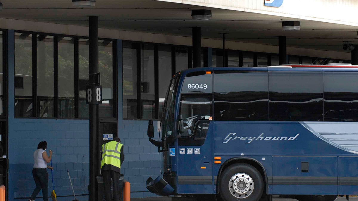 uçak korkusu, otobüs yolculuğu, seyahat alternatifleri, uçak kazaları, uçuş güvenliği, FlixBus, Greyhound, Kai Boysan, Brian Morris, aerofobi, uçuş endişesi, seyahat maliyetleri, şehirlerarası otobüs, otobüs bileti, güvenli seyahat, uygun fiyatlı seyahat, konforlu otobüs yolculuğu, otobüs özellikleri, wi-fi, prizler, geniş koltuklar, seyahat trendleri, Fox News Digital
