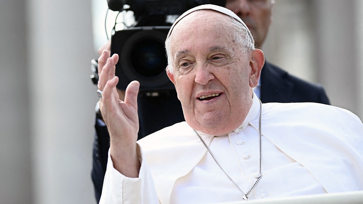Papa Francis, Papa Francis sağlığı, Papa Francis hastanede, Papa Francis zatürre, Papa Francis solunum krizi, Vatikan, Katolik Kilisesi, Papa Francis sağlık durumu, Kardinal Konrad Krajewski, Ukrayna, barış, Gemelli Hastanesi, solunum yolu enfeksiyonu, mekanik ventilasyon, ateş, enfeksiyon belirtisi, Aziz Petrus Meydanı, Rosary duası, iyileşme, sağlık güncellemesi
