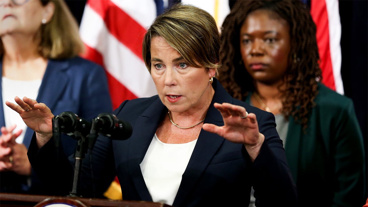 Massachusetts, Vali Maura Healey, Demokrat Parti, Joe Biden, iletişim, seçim, Donald Trump, Kamala Harris, Barack Obama, Nancy Pelosi, tartışma, performans, eleştiri, strateji, siyaset, Amerika Birleşik Devletleri, haberler
