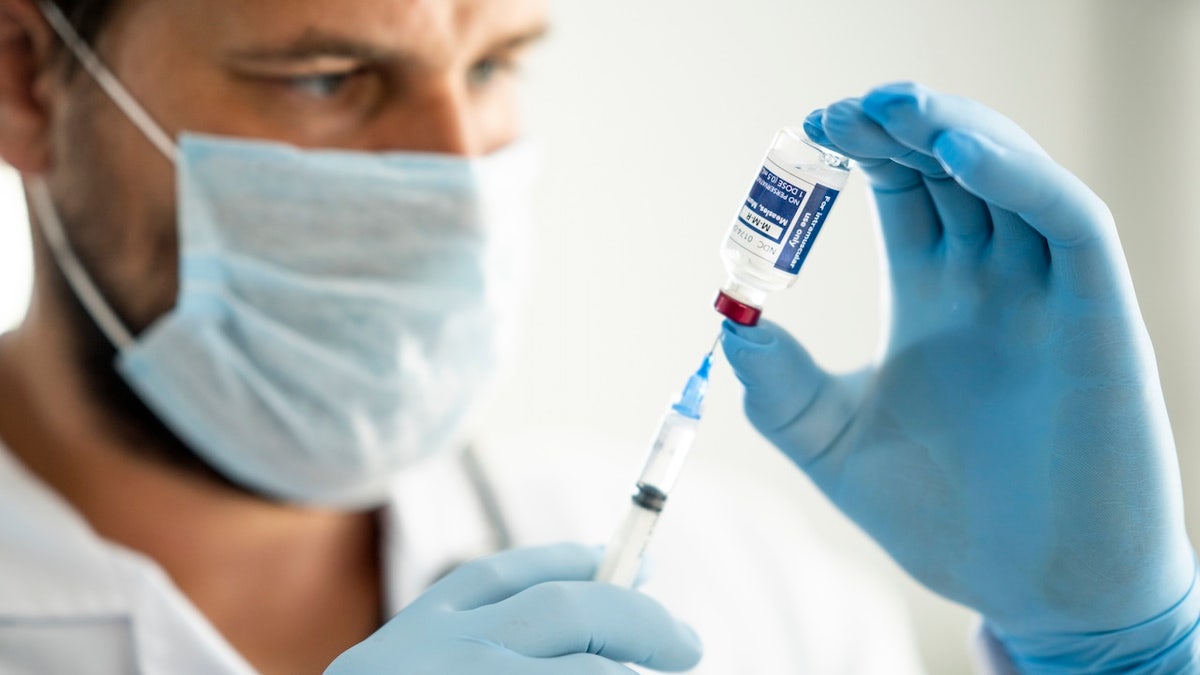 kızamık, aşı, MMR, bağışıklık, salgın, Teksas, New Mexico, CDC, antikor, titrasyon testi, sağlık, bulaşıcı hastalık, doktor, aşılama geçmişi, risk grubu, sağlık çalışanları, seyahat edenler, hamile kadınlar, bağışıklığı baskılanmış kişiler, 1957 öncesi, 1963-1968, inaktive aşı, üçüncü doz, takviye dozu
