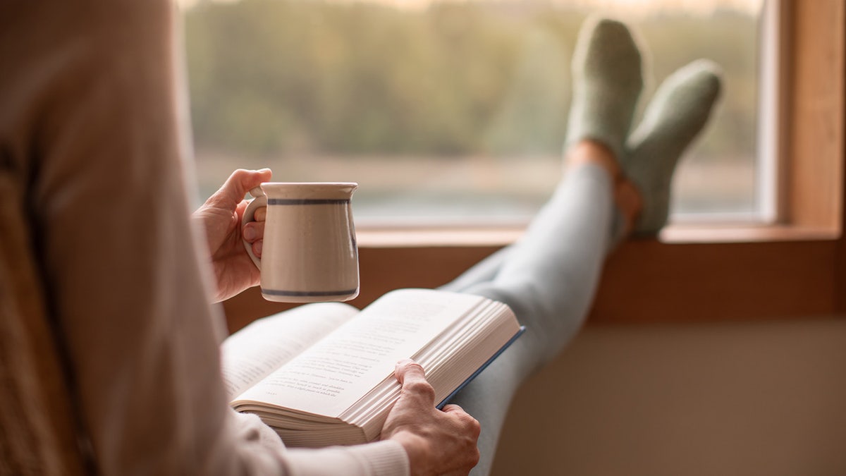 Kitaplar, okuma aksesuarları, kurgu kitapları, kurgusal olmayan kitaplar, Kindle, Kindle Paperwhite, Kindle Colorsoft, Kindle Scribe, kitap ağırlıkları, kitap sayfası tutucu yüzük, kör randevu kitap, Read Across America haftası, Dr. Seuss, The Testaments, Demon Copperhead, If We Were Villains, The Crash, The Three Lives of Cate Kay, The Let Them Theory, Evicted, Midnight in Chernobyl, Into Thin Air, While You Were Out, Amazon, Barnes & Noble, kitap önerileri, okuma listesi, 2024, mart
