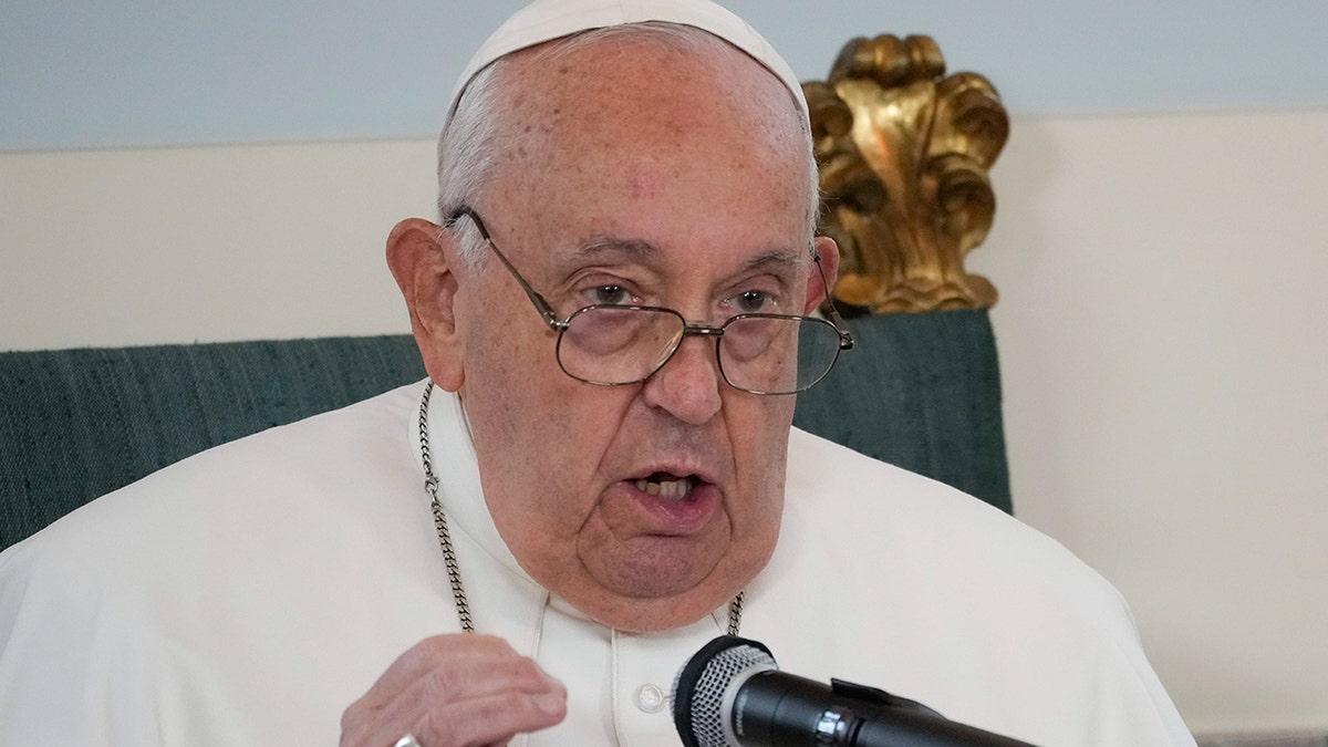 Papa Francis, Vatikan, İstifa, Bronşit, Zatürre, Austen Ivereigh, Papalık, Benedict XVI, Piskopos Joseph Strickland, Kardinaller Koleji, Conclave, Vatikan Bankası, Raffaella Petrini, Gemelli Hastanesi, Sağlık, İnanç, Katolik Kilisesi, Piskopos, Din, Haberler, Yaşam Tarzı
