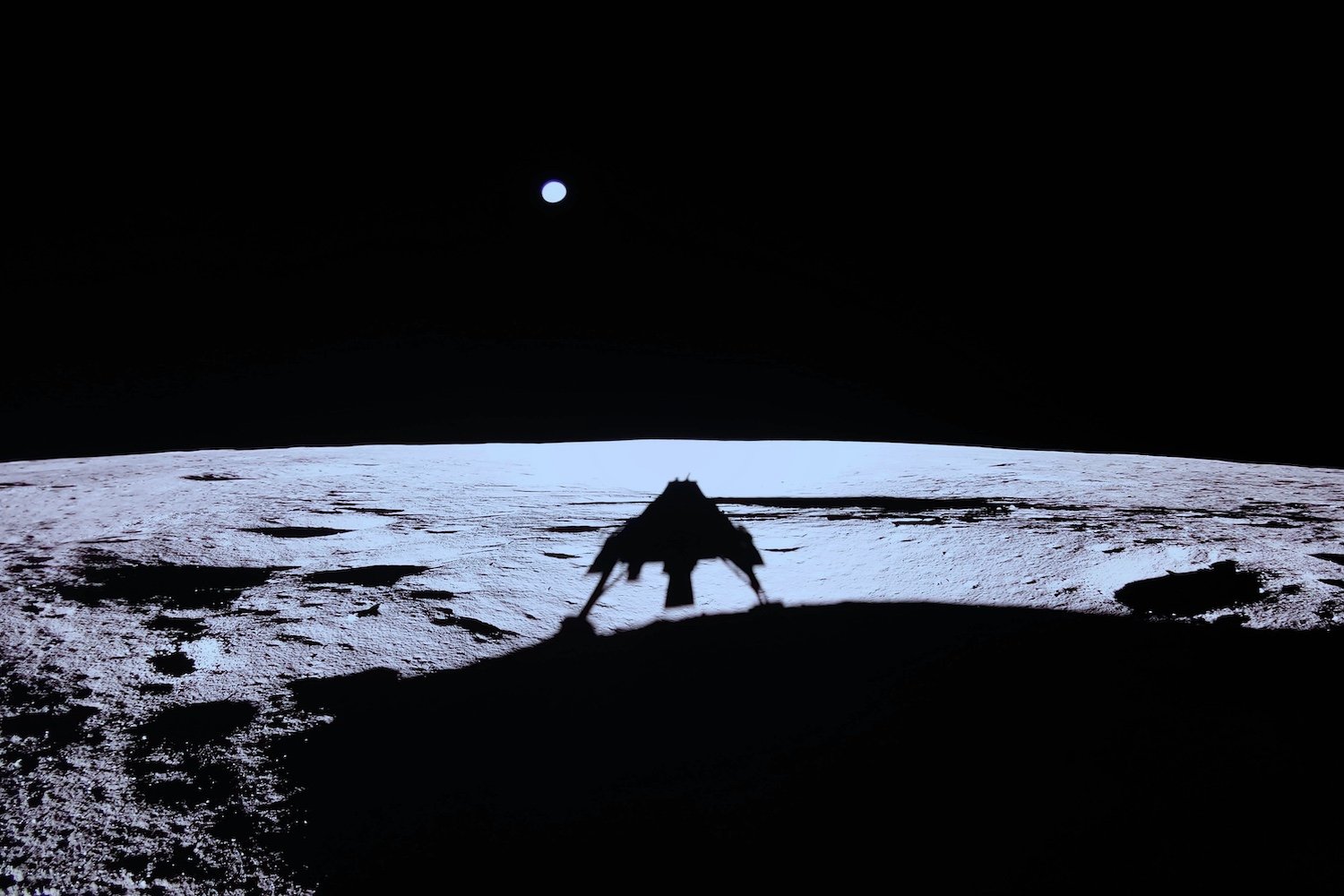 Ay, Ay inişi, Mavi Hayalet, Firefly Aerospace, NASA, CLPS, Ay görevleri, ticari Ay inişleri, Ay'da insan varlığı, Mare Crisium, Mons Latreille, Ay yüzeyi, Ay tozu, Ay sondajı, örnek toplama, global navigasyon uydu sistemi, Ay tozu azaltma, Ay tutulması, Ay gün batımı, iSpace, Dayanıklılık, Intuitive Machines, Athena, Uzay keşfi, Ay ekonomisi, Jason Kim, Nicky Fox, SpaceX, Falcon 9