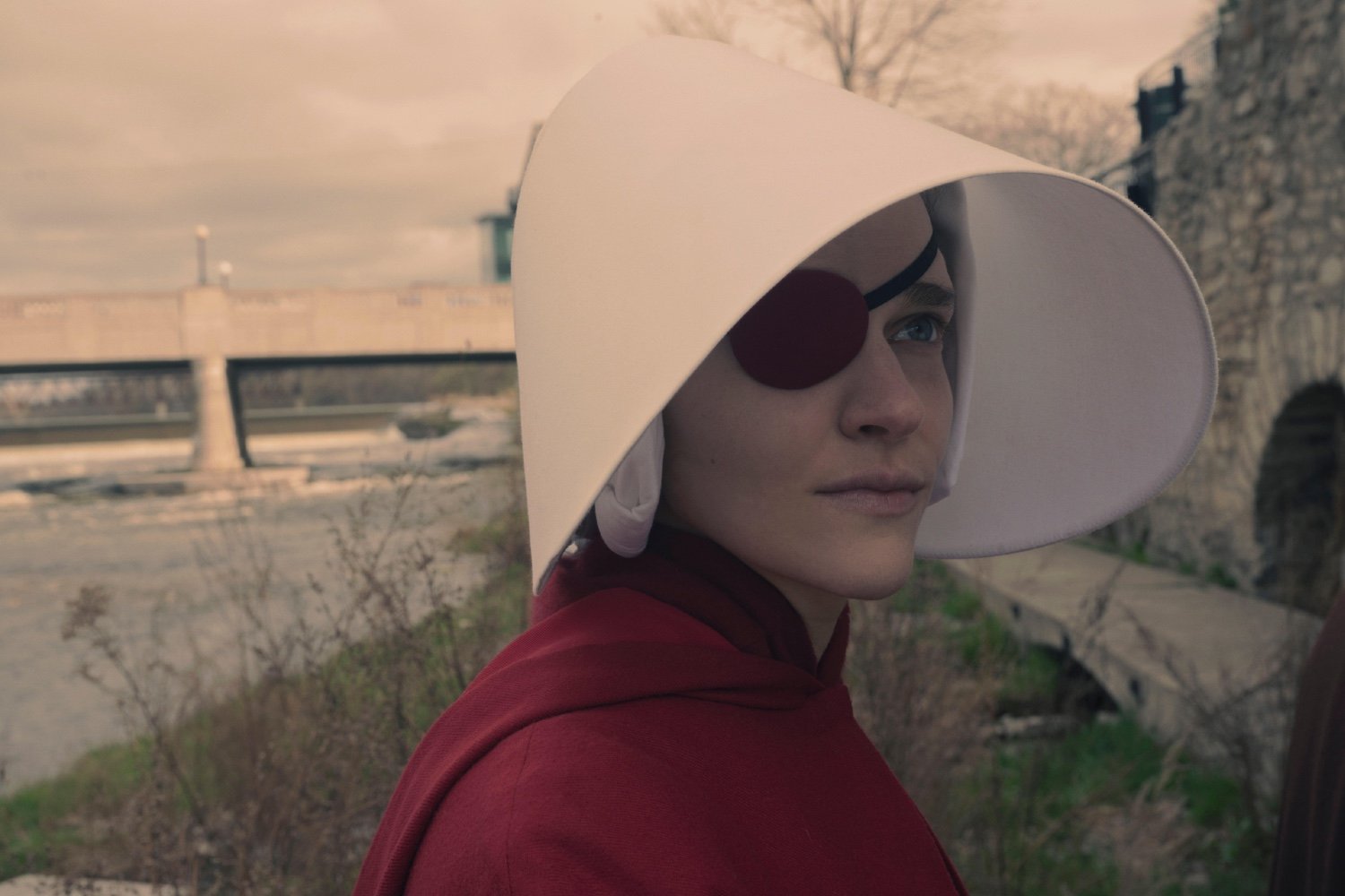 The Handmaid's Tale, Damızlık Kızın Öyküsü, The Testaments, Vasiyetler, Hulu, Margaret Atwood, Ann Dowd, Elisabeth Moss, Bruce Miller, dizi, TV, uyarlama, Gilead, distopya, altıncı sezon, final sezonu, Lucy Halliday, Chase Infiniti, Aunt Lydia, Agnes, Daisy, prömiyer tarihi, haberler, popüler kültür, kültürel önem, dizi haberleri, dizi uyarlaması, televizyon dizisi, yeni dizi, ikinci sezon, devam dizisi, Kadın Hakları, toplumsal eleştiri, roman uyarlaması.
