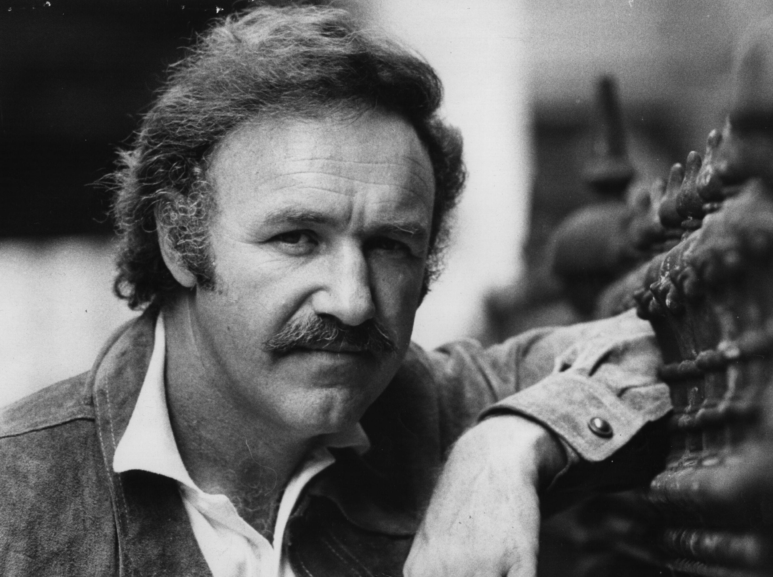 Gene Hackman, Santa Fe, New Mexico, ölüm, Betsy Arakawa, soruşturma, malikane, mimari, sanat, Hollywood, aktör, film, mummifikasyon, şüpheli ölüm, Şerif Ofisi, sanatçı, yerel topluluk, Santa Fe Belediye Başkanı Alan Webber, hayır kurumu, tablolar.
