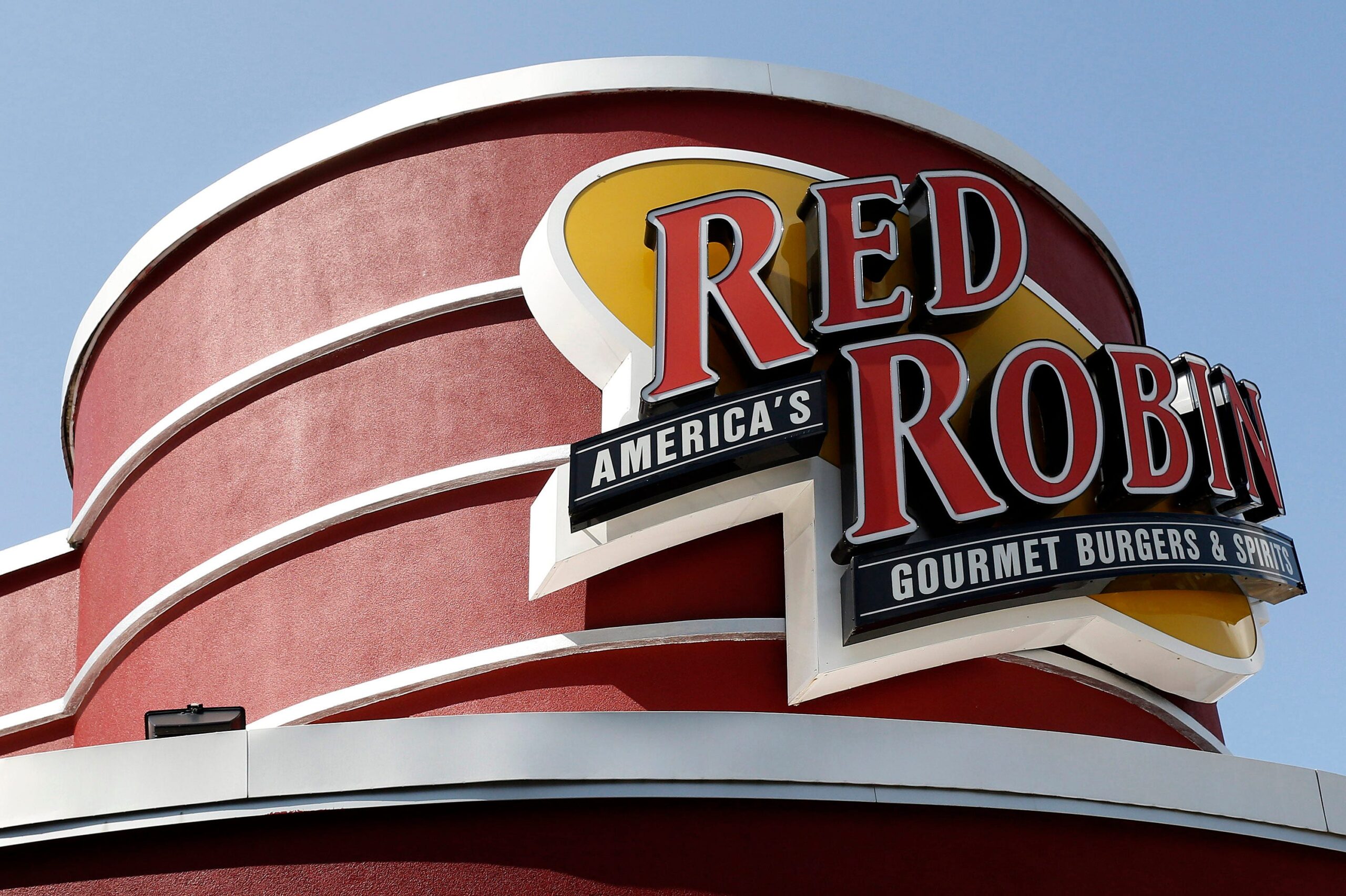 Red Robin, restoran kapanışları, borç ödeme, mali performans, GJ Hart, CEO, menü yenilikleri, 2024 sonuçları, 2025 beklentileri, franchise, şirket lokasyonları, restoran endüstrisi, Denny's, Wendy's, düşük performanslı lokasyonlar, yeniden yatırım, trafik artışı, hisse senedi değeri, misafir deneyimi
