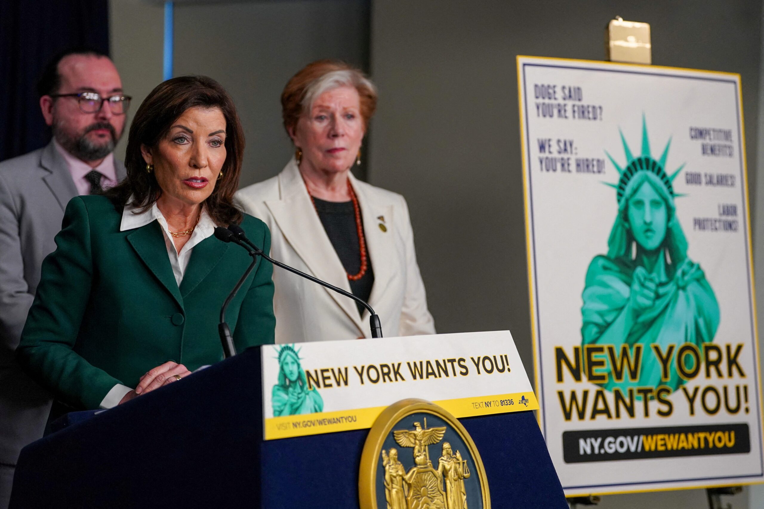 ABD, federal çalışanlar, işten çıkarmalar, Trump, Demokrat valiler, işe alım, New York, Hawaii, Maryland, New Mexico, Virginia, kamu sektörü, ekonomi, iş piyasası, siyaset, Kathy Hochul, Wes Moore, Josh Green, Michelle Lujan Grisham, Glenn Youngkin, iş ilanları, kariyer, hükümet

