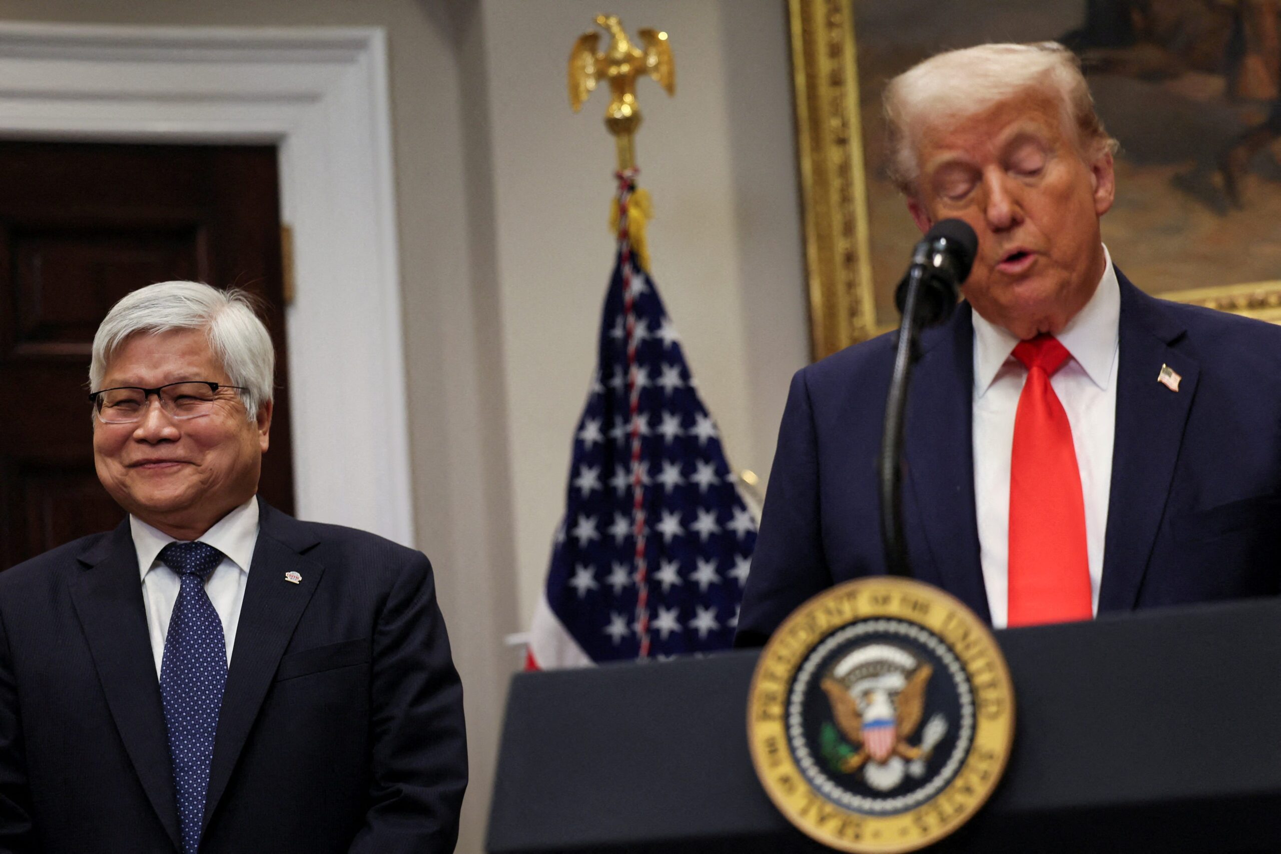 TSMC, Tayvanlı yarı iletken şirketi, çip fabrikası, ABD yatırımı, Donald Trump, Joe Biden, CHIPS ve Bilim Yasası, yarı iletken üretimi, ulusal güvenlik, Arizona, 2 nanometre teknoloji, A16 çip, ABD Ticaret Bakanlığı, hükümet sübvansiyonu, çip üretimi, yarı iletken endüstrisi, teknoloji sektörü, Çin, Tayvan, egemenlik iddiaları, Hussain Sajwani, SoftBank, Apple, ekonomik kaygılar, yerel endüstriler, iş yaratma, ABD ekonomisi, yarı iletken arzı, tedarik zinciri, ileri teknoloji, çip kıtlığı
