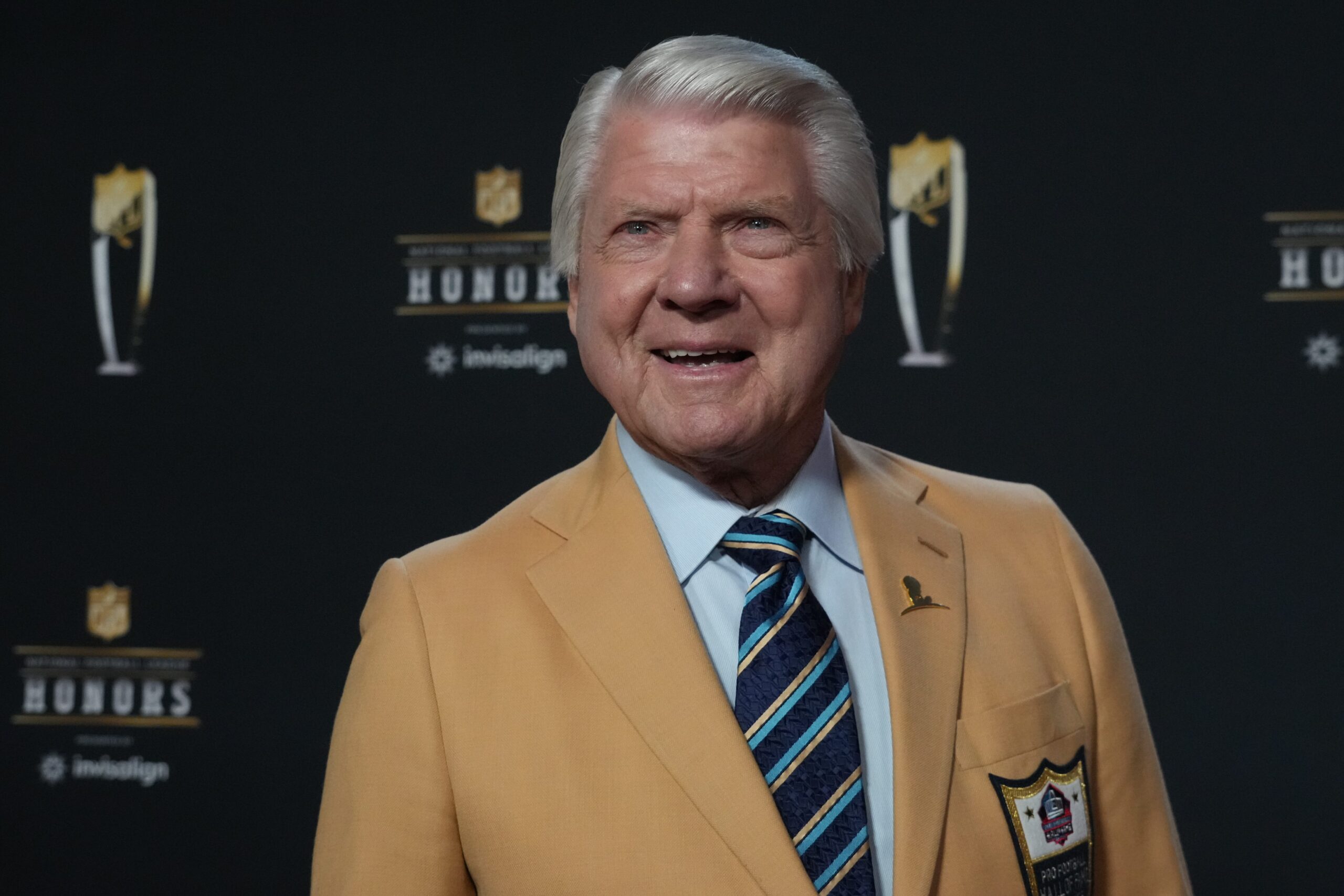 Jimmy Johnson, Fox NFL Sunday, emeklilik, Colin Cowherd, The Herd, Dallas Cowboys, Miami Dolphins, Curt Menefee, Terry Bradshaw, Howie Long, Super Bowl, AI tribute video, yaş, doğum tarihi, Port Arthur, Texas, University of Arkansas, net servet, 45 milyon dolar, Celebrity Net Worth, NFL, Amerikan futbolu, spor yorumcusu, antrenörlük, yayıncılık
