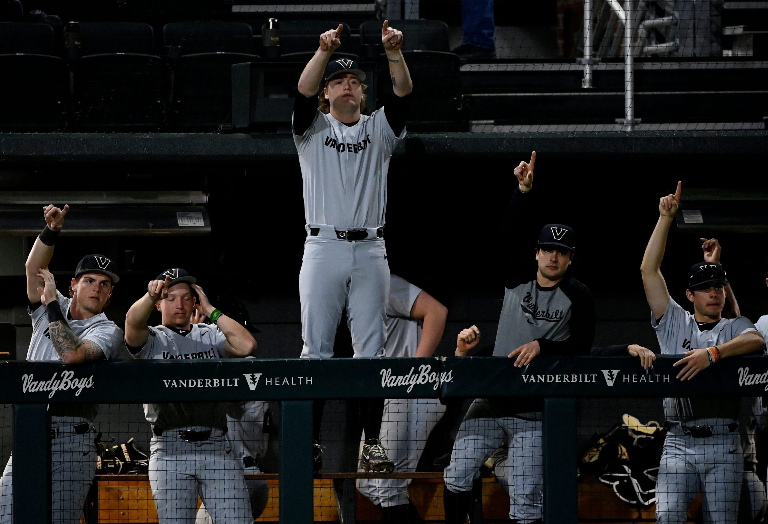Here are some meta keywords for the article, considering it's about college baseball, specifically the College World Series, odds, and potential betting opportunities, and keeping in mind that I need to answer in Turkish:

Beyzbol, Üniversite Beyzbolu, Kolej Dünya Serisi, Bahis Oranları, NCAA, Texas A&M Aggies, LSU Tigers, Tennessee Volunteers, UNC Tar Heels, Şampiyonluk, DraftKings, Tahminler, Analiz, Bahis İpuçları, 2025 Kolej Dünya Serisi, Charles Schwab Field, Creighton Üniversitesi
