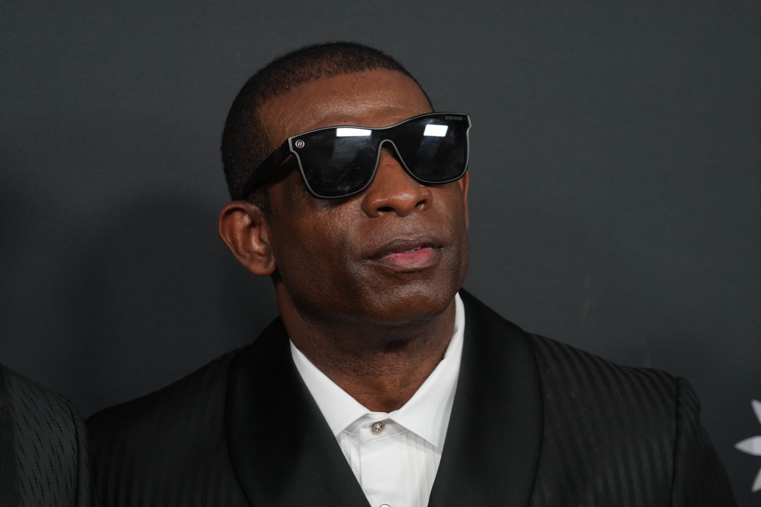 Colorado, Deion Sanders, futbol, cezalar, disiplin, küpeler, Band-Aid, takım, antrenman, Big 12 Konferansı, Deion Jr., Well Off Media, Boulder, Teksas, oyuncu, uyarı, Georgia Tech, Brent Schrotenboer, spor