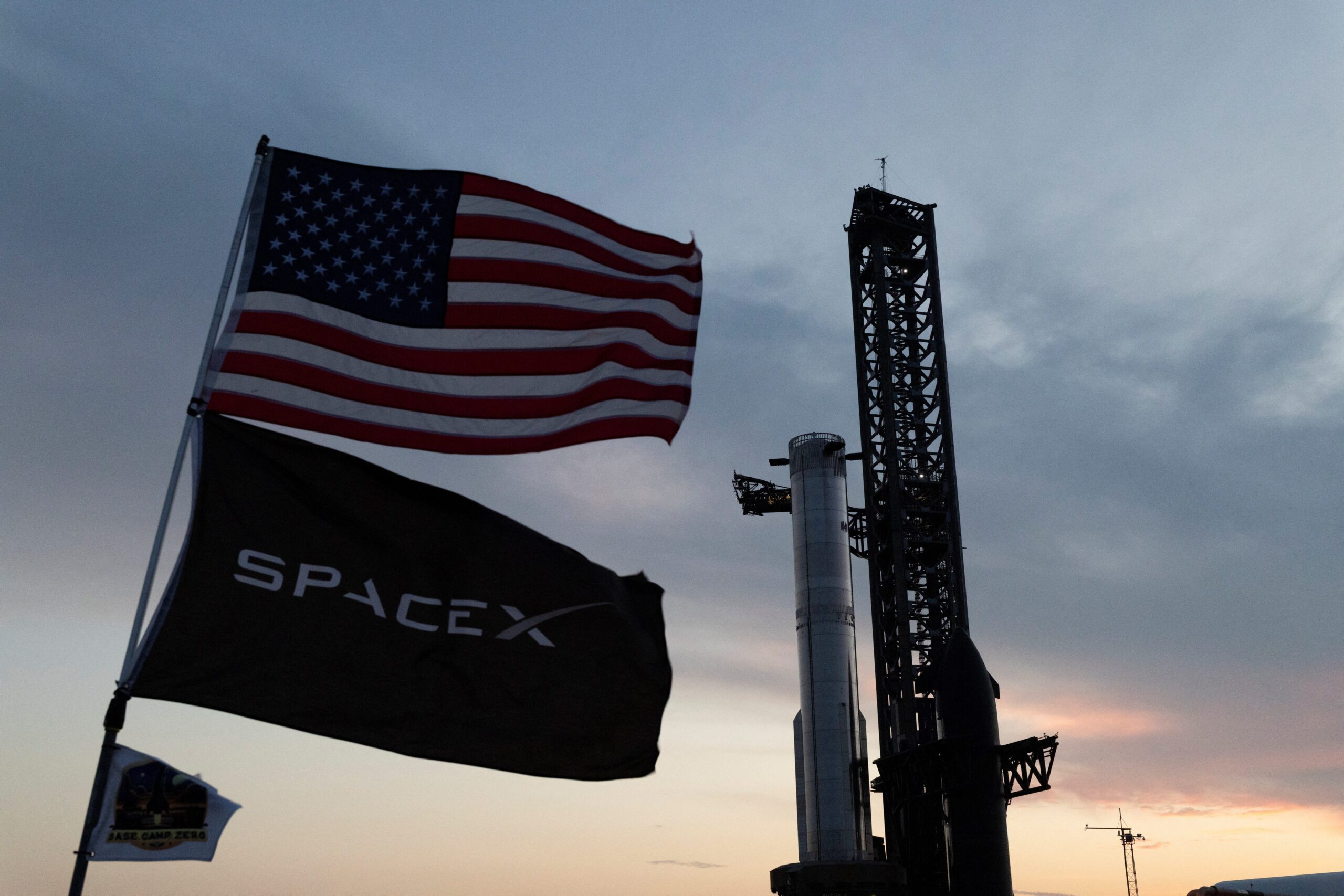 UzayX, Starship, Elon Musk, Starship uçuş testi, derin uzay yolculuğu, Super Heavy roket, Starbase, Güney Teksas, roket güçlendirici sorunları, Starlink, Starlink yük dağıtımı, Raptor motorları, yörüngesel yanma, Boca Chica, Brownsville, Florida Uzay Kıyısı, Kennedy Uzay Merkezi, Apollo ay görevi, hızlı plansız demontaj, yakıt sızıntıları, roket motorları, FAA, Ay, Mars