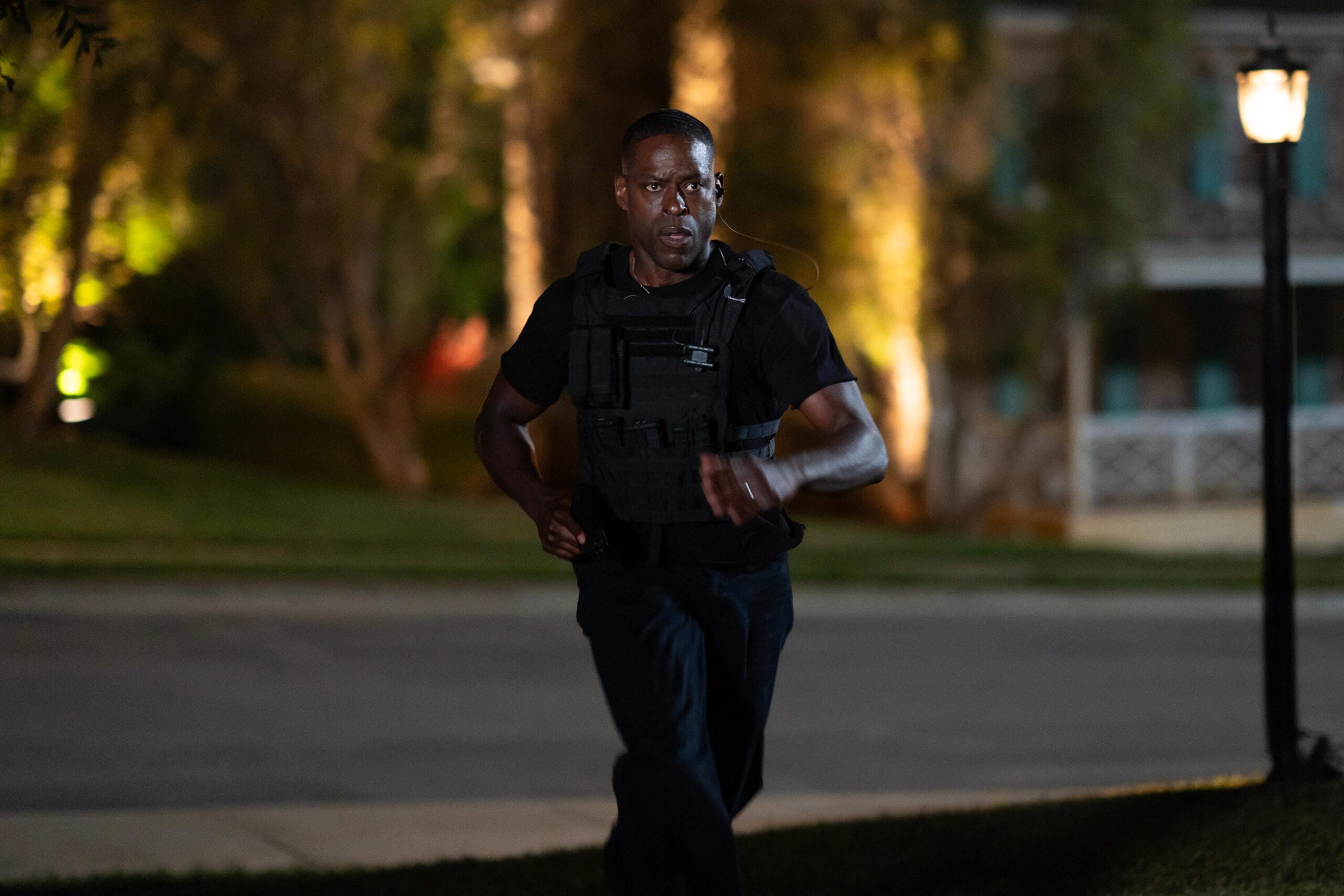 Paradise, Hulu, İnceleme, Sezon 1 Finali, Dan Fogelman, James Marsden, Sterling K. Brown, Post-Apokaliptik, Gerilim, Gizem, Katil Kim, Bölüm Özeti, Eleştiri, Dizi Yorumu, Spoiler, Xavier Collins, Cal Bradford, Julianne Nicholson, Krys Marshall, Sarah Shahi, Nicole Brydon Bloom, Bilim Kurgu, Bunker, Komplo, Trent the Librarian, Açık Uçlar, 2. Sezon, Dizi Eleştirisi
