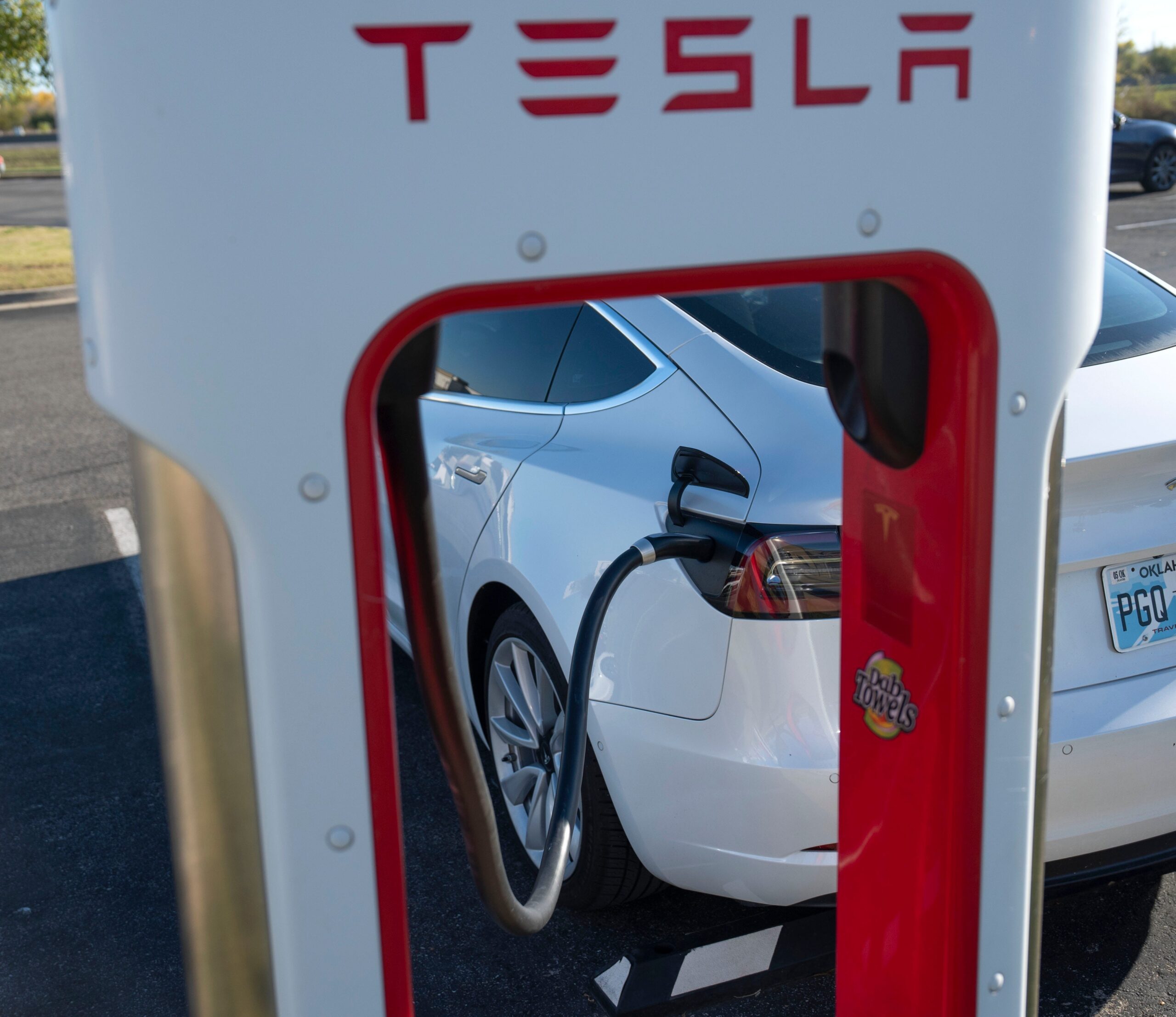 Tesla şarj istasyonu yangını, Littleton Massachusetts, kundaklama soruşturması, elektrikli araç yangını, Elon Musk, Donald Trump, vandalizm, Arson Watch Ödül Programı, şüpheli yangın, yangın hasarı
