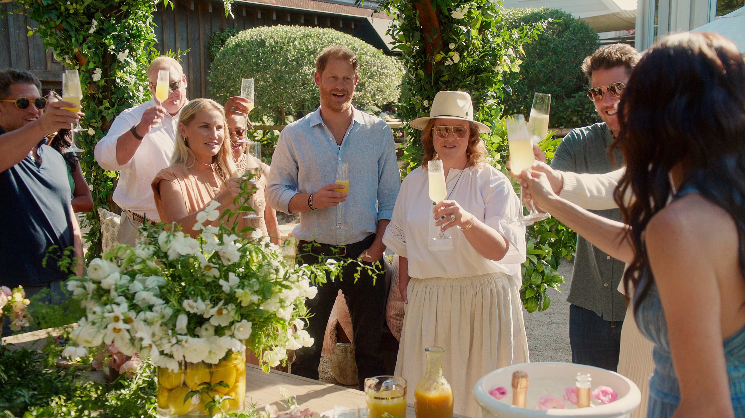 Meghan Markle, Sussex Düşesi, Netflix, With Love Meghan, yemek pişirme şovu, yaşam tarzı, Archie's Chick Inn, Prens Harry, As Ever, marka lansmanı, Mindy Kaling, The Tig, Doria Ragland, California, brunch, çay, reçel, çiçek sprinkles, girişimcilik, yaratıcılık, aşk, evlilik, röportaj, ünlüler, eğlence
