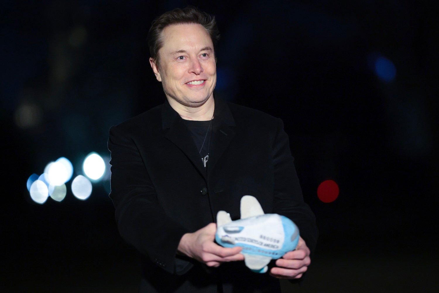 Cybertruck, Tesla, Elon Musk, Mardi Gras, New Orleans, Krewe of Orpheus, DUMPST5R, winespring, MrMoonBound, Şiddet, Saldırı, Protesto, Hasar, Otomobil, Araç, Cam Kırılması, Lisans Plakası, Teksas, Yorum, Siyasi, Anti-Musk, Nazizm, kundaklama, yangın, kundakçı, vandalizm
