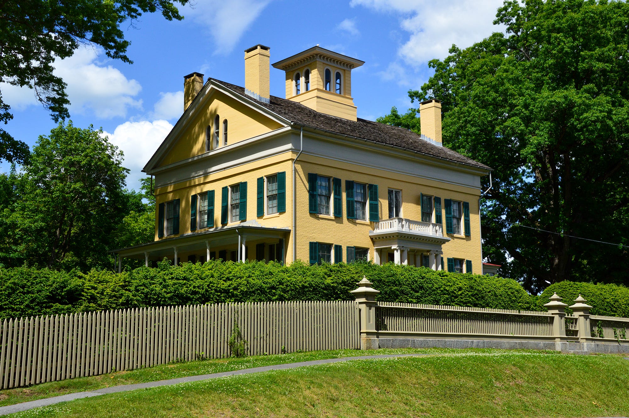 bibliyoturizm, Batı Massachusetts, edebi seyahat, Emily Dickinson Müzesi, Herman Melville, Arrowhead, Nathaniel Hawthorne, Kızıl Mektup, Edith Wharton, The Mount, Norman Rockwell Müzesi, Beş Kolej Konsorsiyumu, Bağımsız Kitapçılar, Dr. Seuss Müzesi, Eric Carle Müzesi, kitap kulübü gezisi, solo edebi macera, Amherst, Springfield, Berkshires, edebiyat festivalleri, sanat galerileri, şairler, yazarlar, Moby Dick, Age of Innocence, illüstrasyonlar, çizgi filmler, Theodor Geisel, Çok Aç Tırtıl
