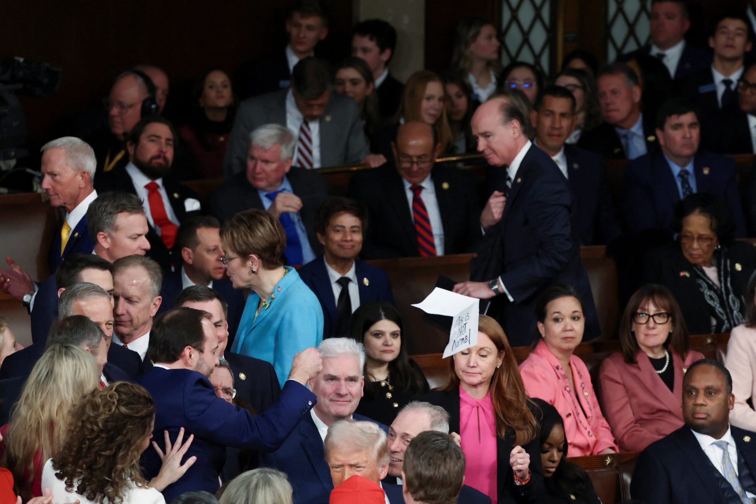 Donald Trump, Kongre Adresi, Melanie Stansbury, Lance Gooden, Protesto, ABD Kongresi, Siyasi Tartışma, Medicaid, Demokratlar, Cumhuriyetçiler, Siyasi Gösteri, Başkanlık Adresi, Kongre, Donald Trump'ın Kongre Konuşması, Siyasi Çekişme, Amerikan Politikası, Siyasi Eylem, Siyasi Gerilim, Siyasi Muhalefet.
