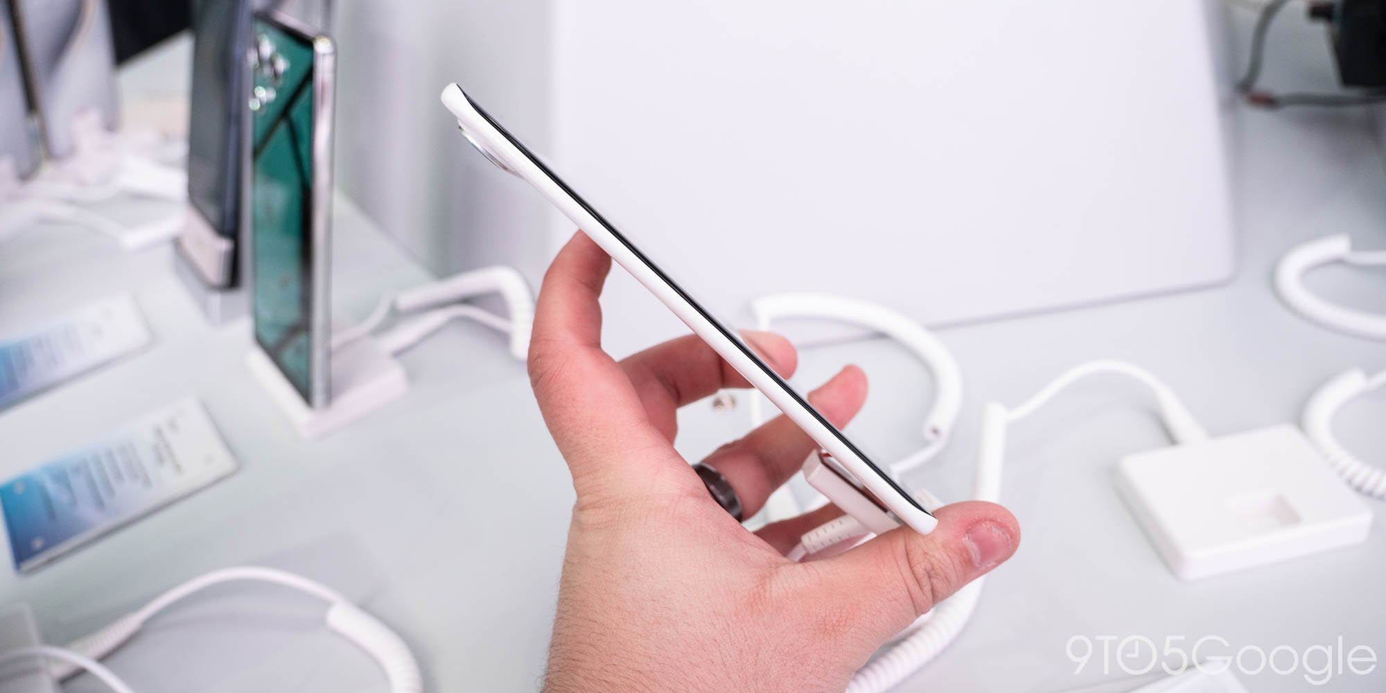 Tecno Spark Slim, ultra ince telefon, MWC 2025, telefon konsepti, Moto Z, Galaxy S25 Edge, pil ömrü, silikon-karbon pil, ince tasarım, telefon incelemesi, mobil teknoloji, akıllı telefon, Tecno, akıllı telefon trendleri, mobil dünya kongresi, 5.75mm telefon, hafif telefon, LED kamera çubuğu, Nexus 6P, concept telefon
