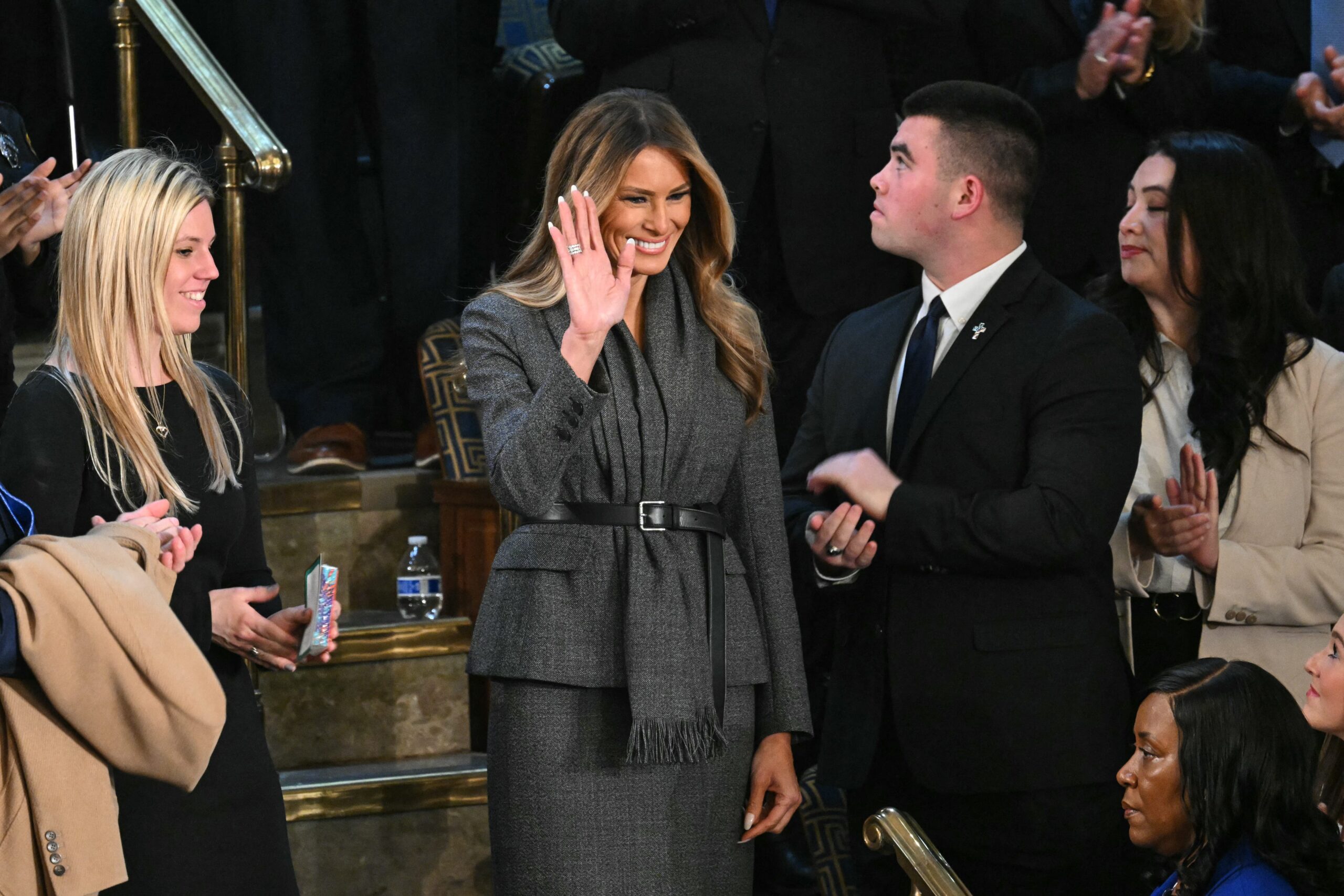 Donald Trump, ABD Kongresi'ne konuşma, Melania Trump, Elon Musk, Usha Vance, Ivanka Trump, moda, siyasi protesto, DEI, DOGE, bütçe kesintileri, enflasyon, göçmenlik, Elliston Berry, Haley Ferguson, Judy Chu, Ukrayna, Volodymyr Zelenskyy, Pete Hegseth, Jennifer Rauchet, Oscar de la Renta
