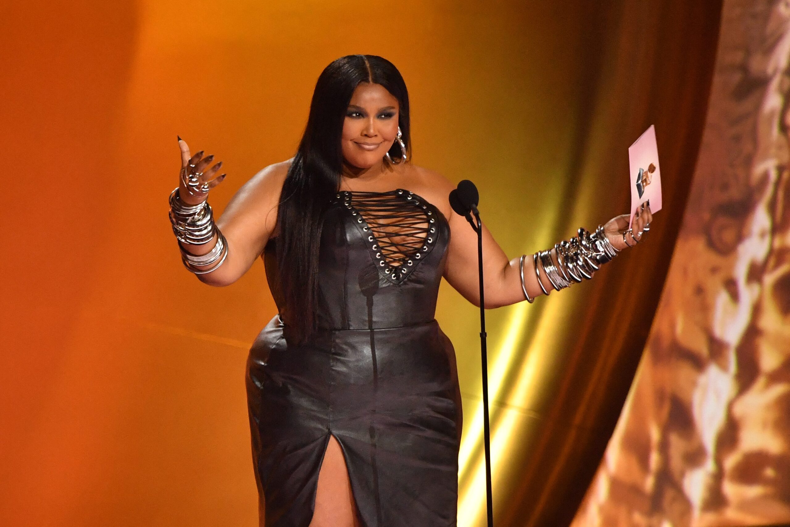 Lizzo, Lizzo biletleri, Love in Real Life, Yeni müzik, Konser, Canlı performans, Los Angeles, New York, Minneapolis, Bilet fiyatları, 2025 Lizzo turnesi, Albüm, Grammy, Kilo verme, Etkinlikler, Müzik haberleri, Küçük mekanlar, Müzik yayını

