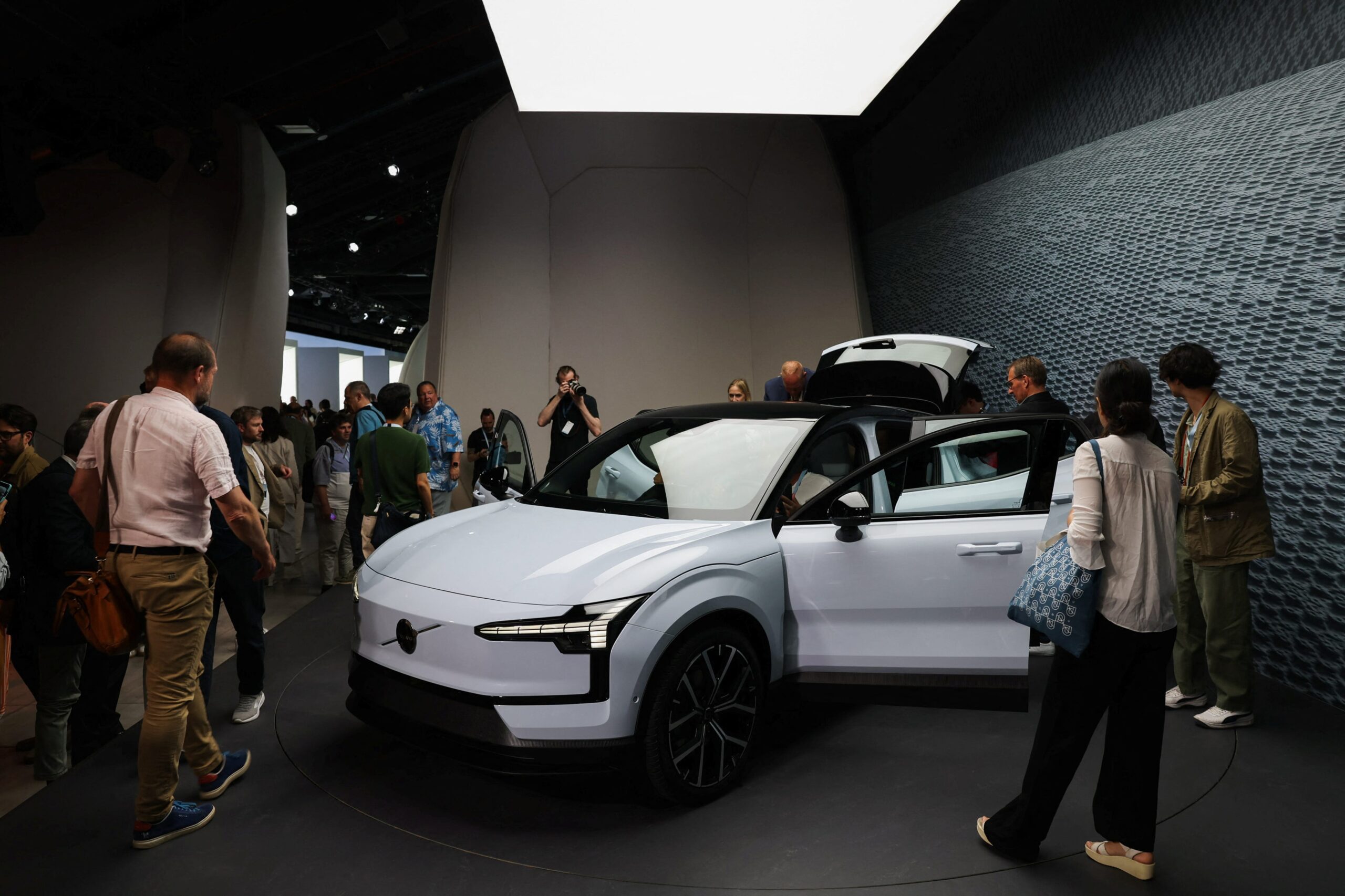 Volvo, VOLCARb.ST, ABD, Gümrük Vergileri, Üretim, EX30, SUV, Jim Rowan, Avrupa, İhracat, Donald Trump, Elektrikli Araç, Otomotiv, Otomobil Endüstrisi, Ticaret, ABD-Kanada, EX90, Charleston, Güney Carolina, XC60, XC90, Geely, GEELY.UL, ES90, Elektrikli Sedan, Çin, Chengdu, Batarya, Menzil, Otomobil Haberleri, Marie Mannes, Terje Solsvik, Barbara Lewis, Philippa Fletcher
