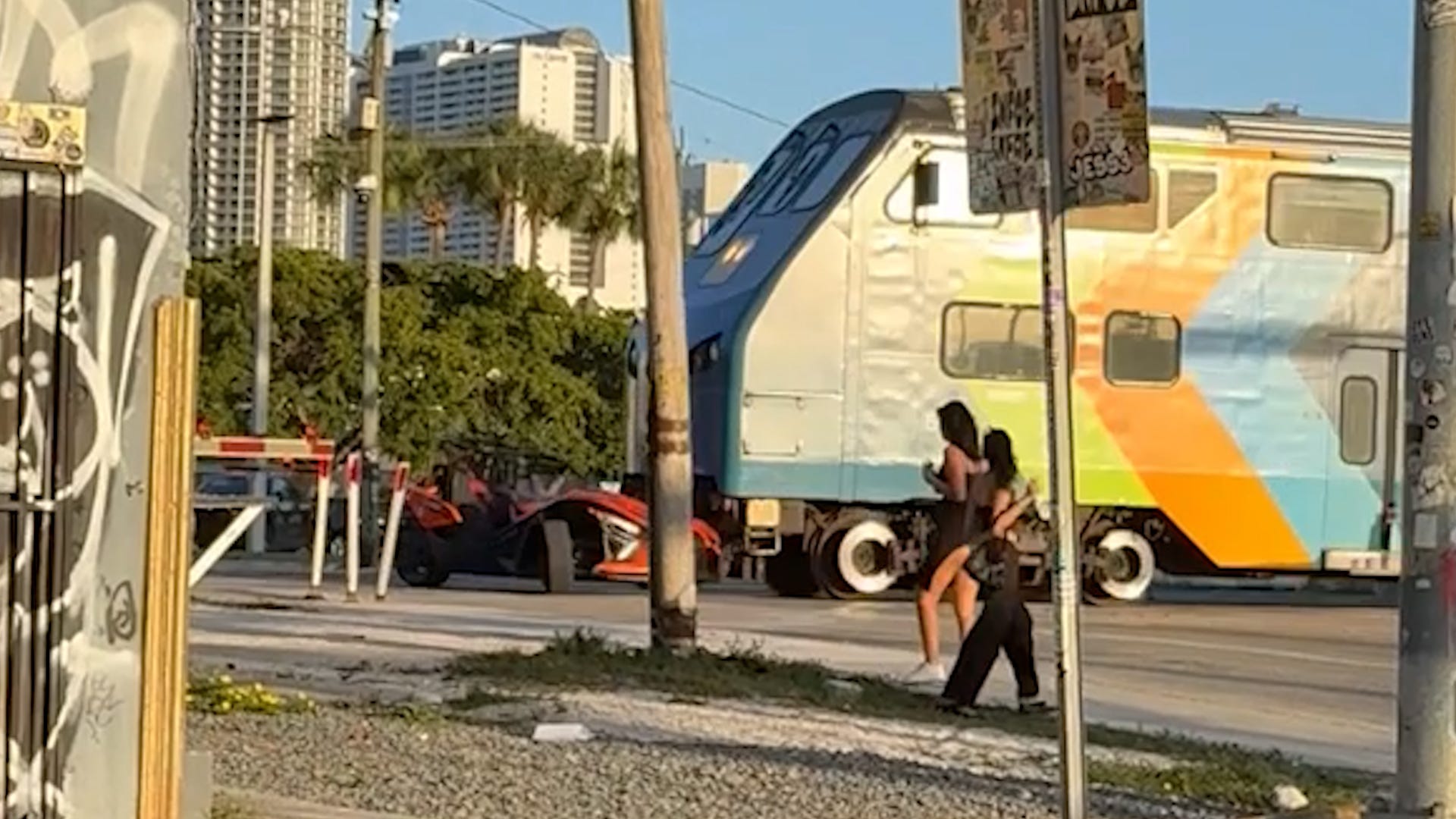Tri-Rail, kaza, Miami, üç tekerlekli araç, tren, raylı sistem, yolcu, kurtarma, Miami polisi, itfaiye, Kuzey Miami Caddesi, 20. Cadde, Storyful, WSVN, Güney Florida Bölgesel Ulaşım Otoritesi, SFRTA, 2024, Palm Beach, Broward, Miami-Dade, Florida, toplu taşıma, demiryolu, yolcu treni.
