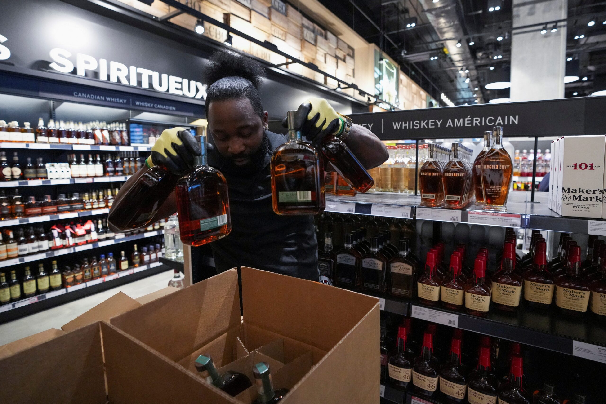 Brown-Forman, Jack Daniels, Lawson Whiting, Kanada, ABD, Tarife, Alkol, Satışlar, Boykot, Ticaret, Ekonomi, Mali Performans, Bilanço, Küresel Piyasalar, Amerika Birleşik Devletleri, Net Satışlar, Finansal Tahminler, Hisse Senedi Performansı, İçki Endüstrisi, Trump, Gümrük Vergisi, Meksika, Uluslararası Ticaret