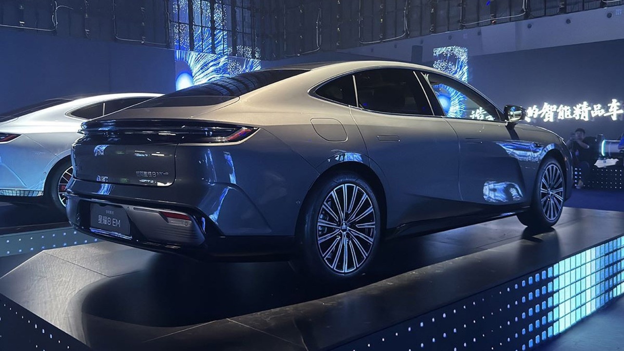 Geely, Galaxy Starshine 8, lüks elektrikli araç, plug-in hybrid, Çin otomobil pazarı, NordThor EM-P, CATL batarya, Flyme Auto, Snapdragon 8155, otonom sürüş, LiDAR, Geely satış rakamları, elektrikli menzil, B+ sınıfı sedan, Geely Galaxy, yeni model, otomobil inceleme, otomobil haberleri, elektrikli araç teknolojisi
